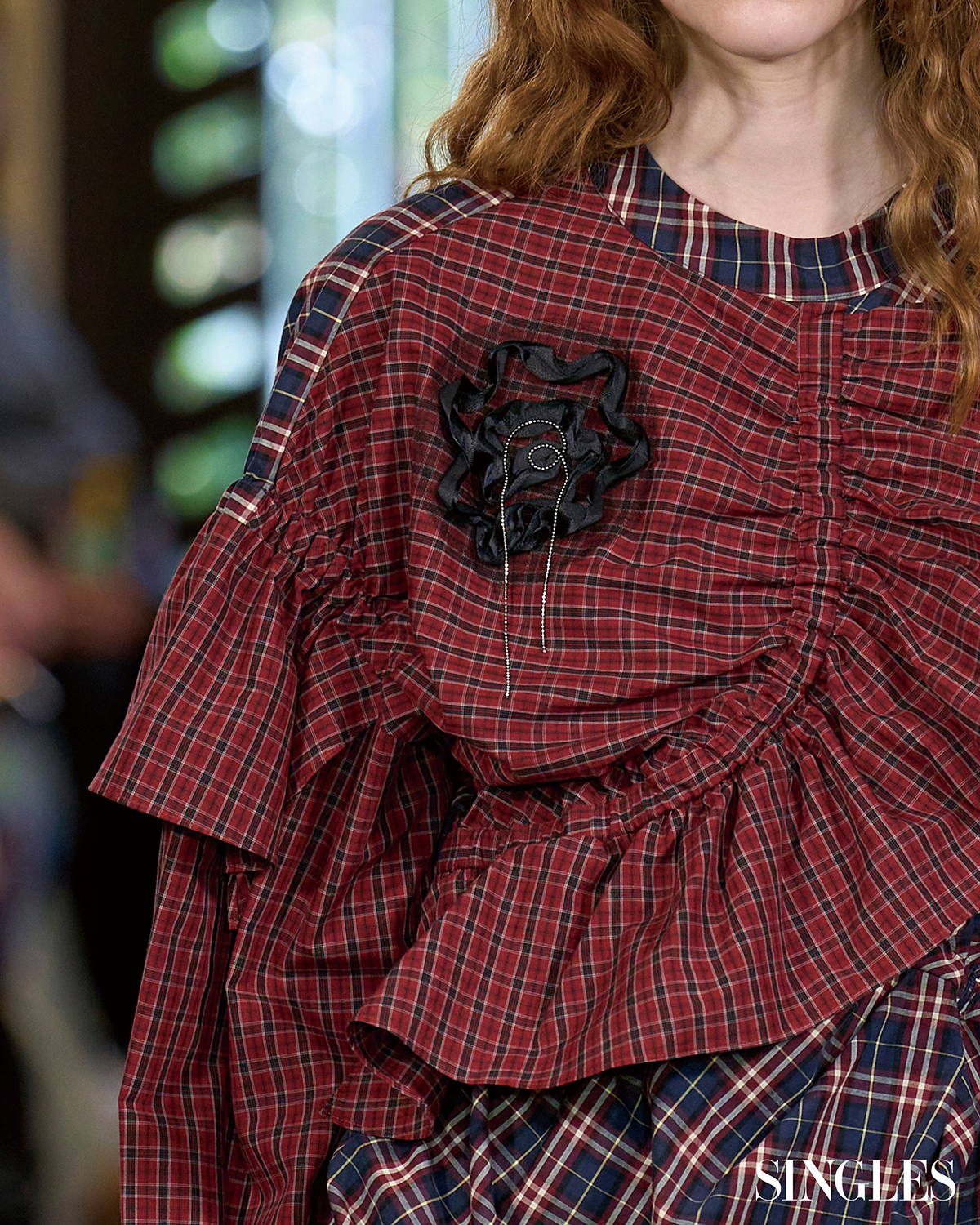 호우가의 블랙 시스루 브로치