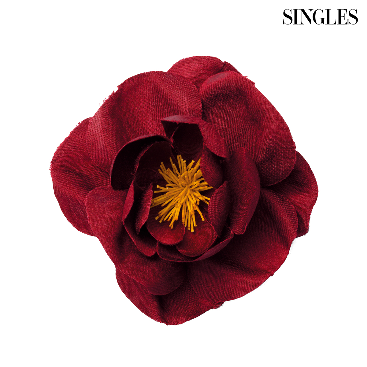 프라다의 붉은 꽃 모양의 브로치