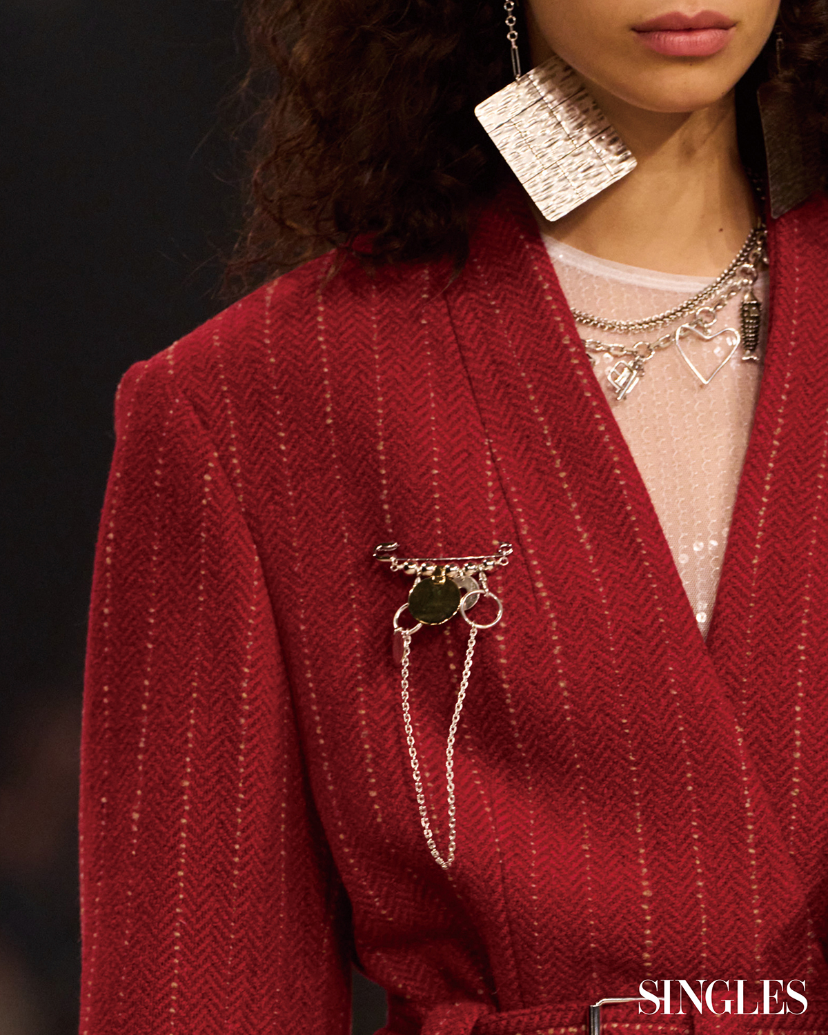 이자벨 마랑의 골드 옷핀모양의 브로치