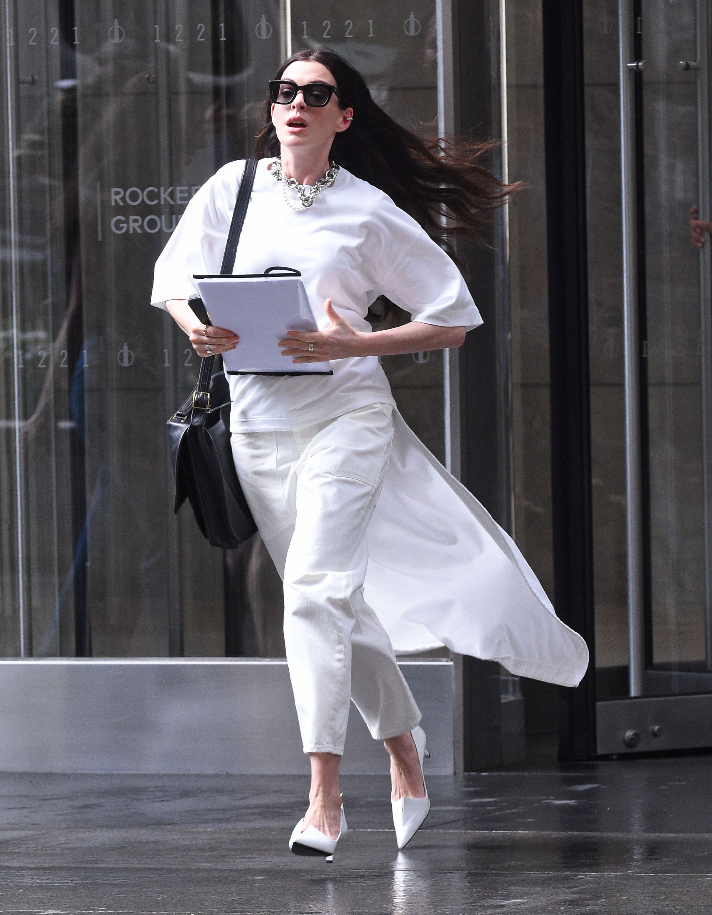 영화 악마는 프라다를 입는다2 앤디 삭스 역의 앤 해서웨이 스타일링