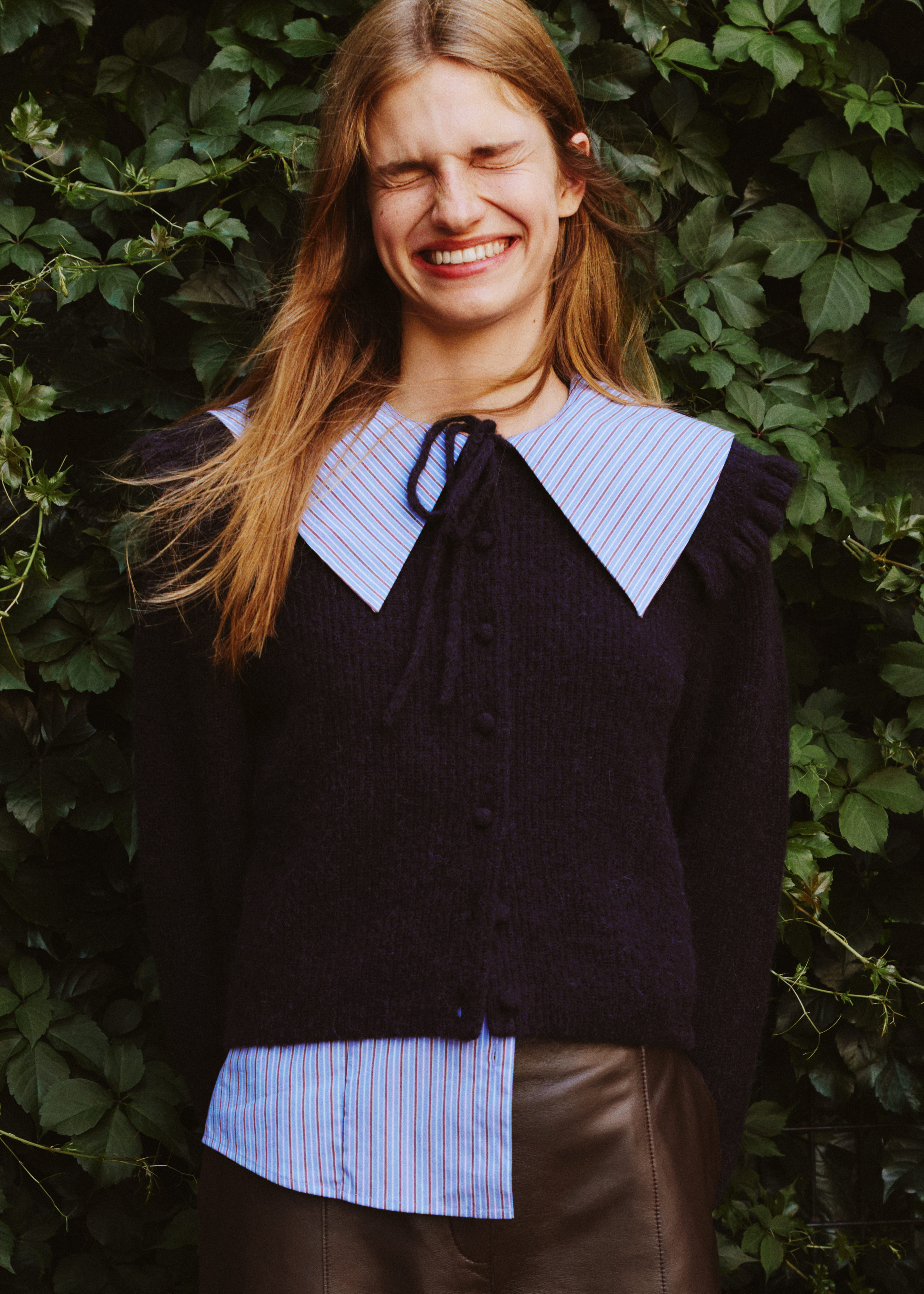 앤아더스토리즈가 계절의 문턱에서 익숙한 스타일링에 향수를 더한 프리폴 컬렉션을 선보인다.