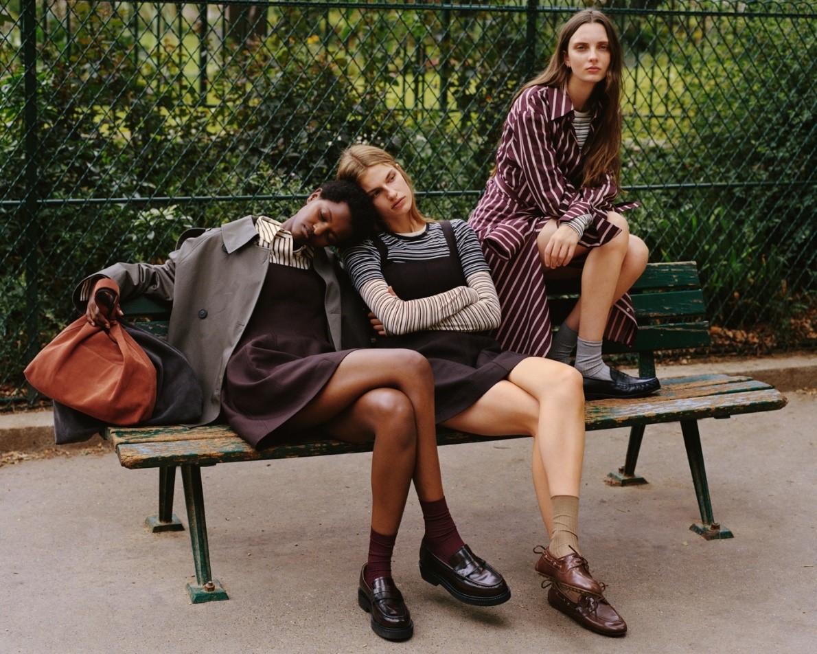 앤아더스토리즈가 계절의 문턱에서 익숙한 스타일링에 향수를 더한 프리폴 컬렉션을 선보인다.