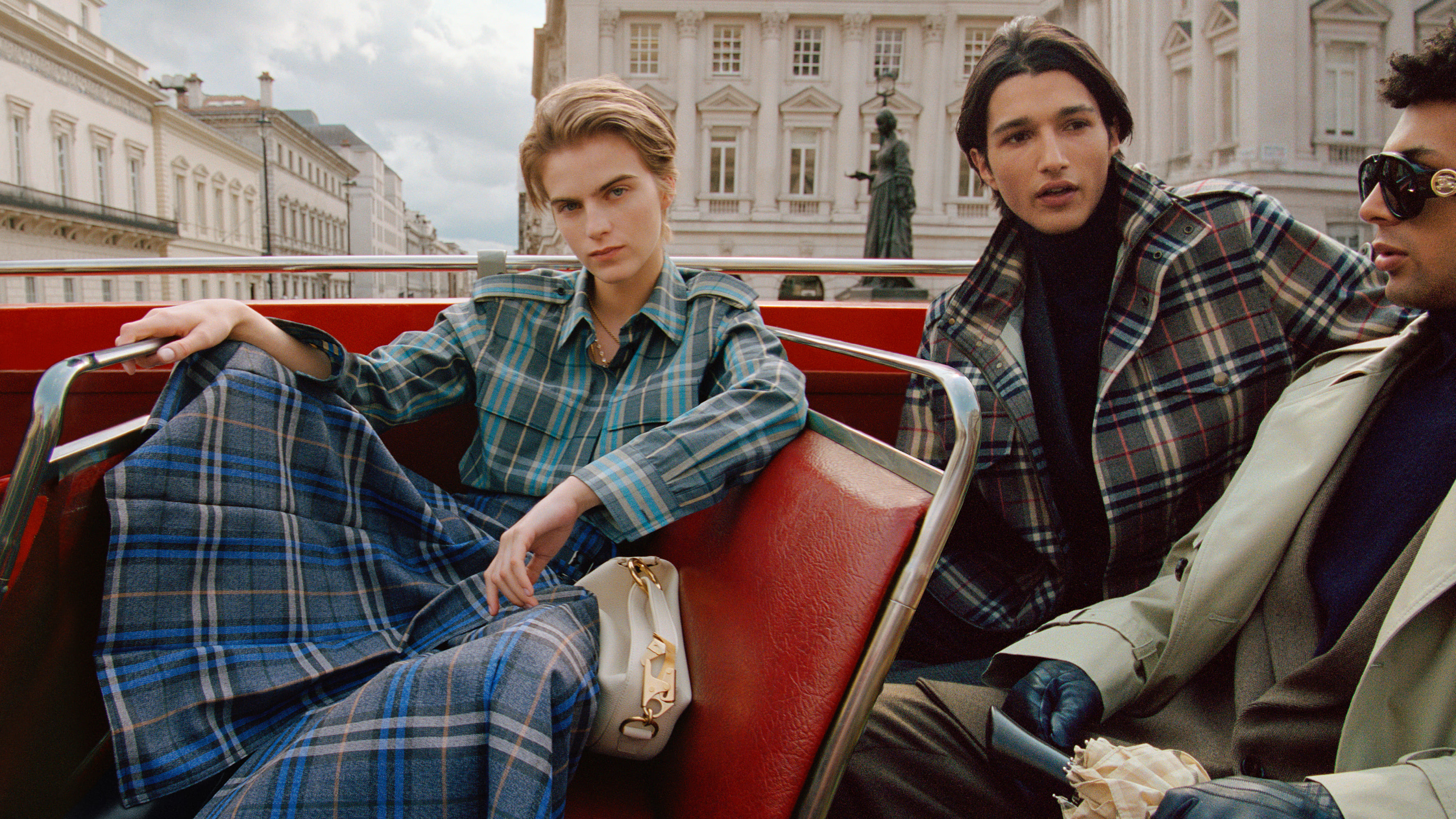 버버리가 2025 가을 캠페인 ‘Back to the City’를 공개했다. 