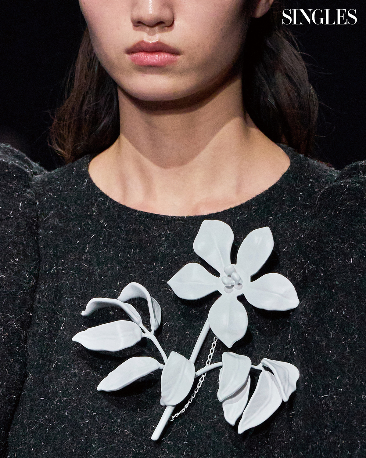 모스키노의 꽃 모양 브로치