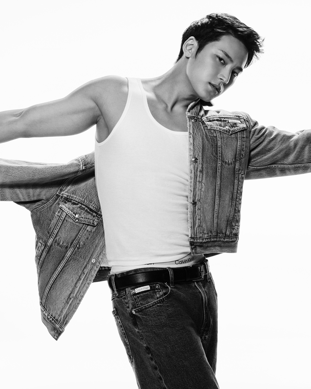 글로벌 라이프스타일 브랜드 캘빈클라인(Calvin Klein)이 2025년 가을, 브랜드의 아이코닉한 데님 라인을 민규와 나나 두 배우와 함께 새롭게 해석했다. 