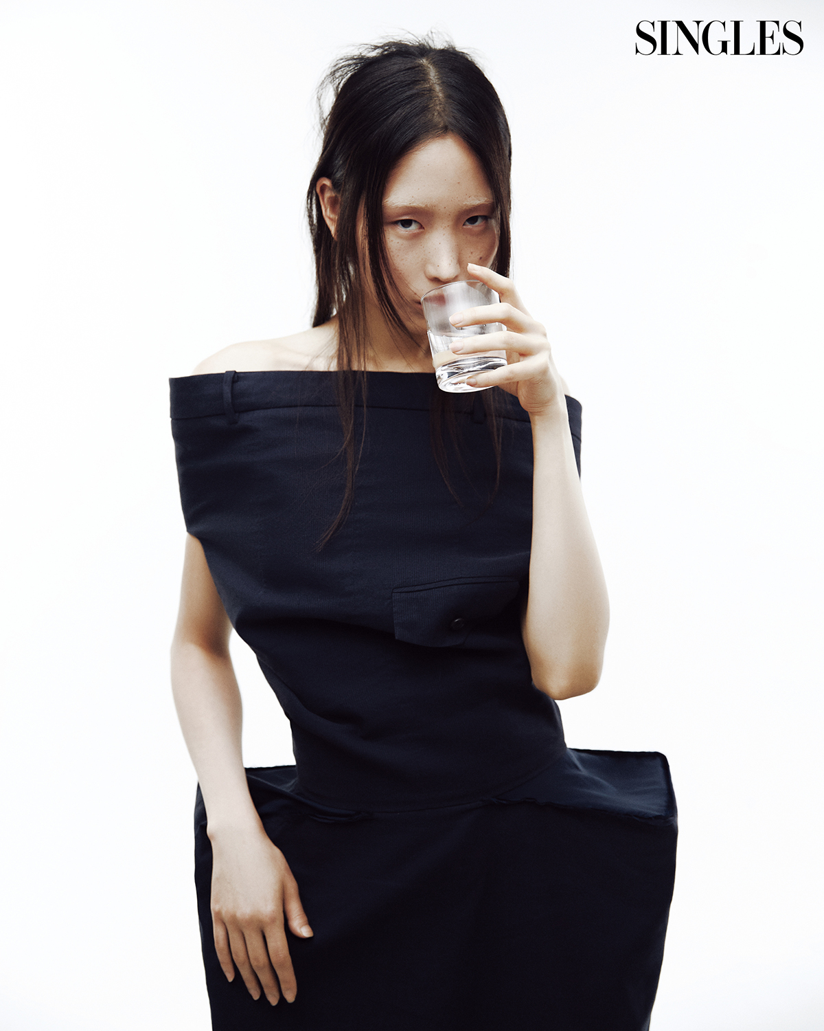 서울의 디자이너 브랜드와 함께한 싱글즈 화보, 푸시버튼 원피스