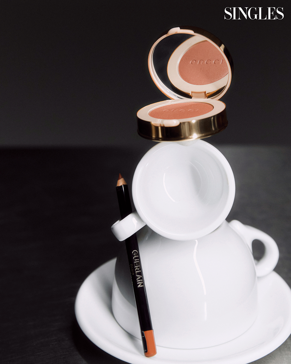 베이지 누드 컬러의 메이크업 제품 이미지