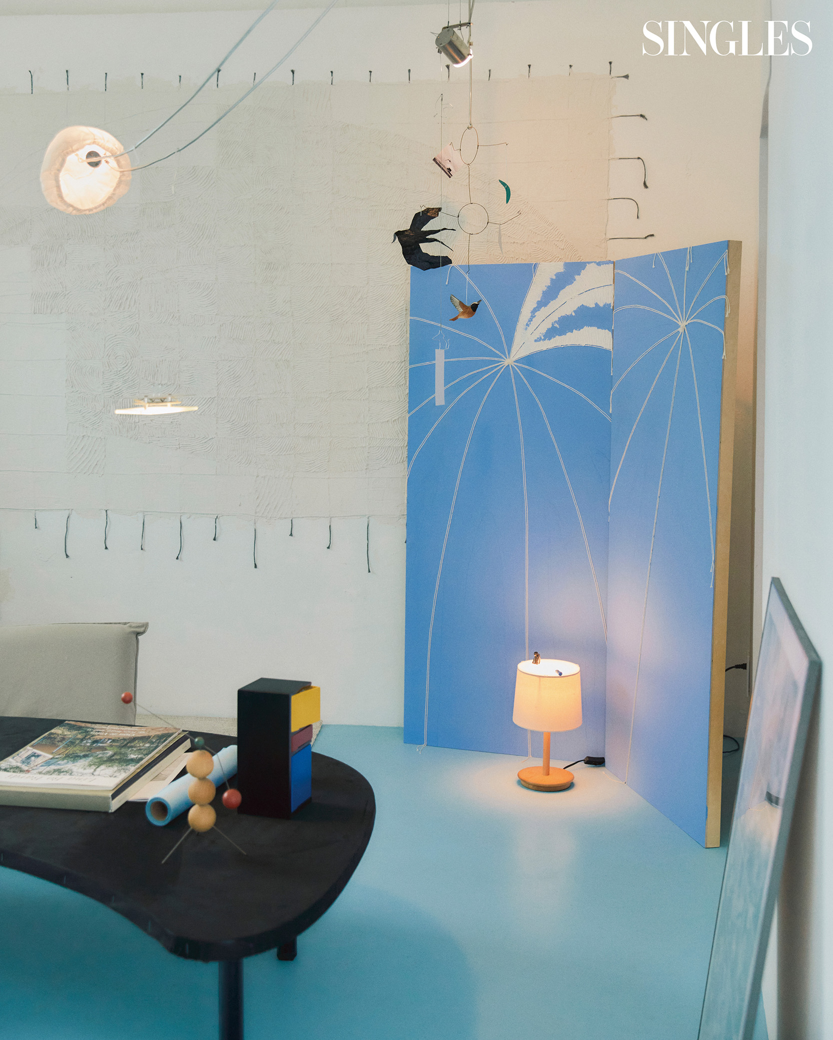 열기구에서 영감을 받은 그림으로 채워진 벽면