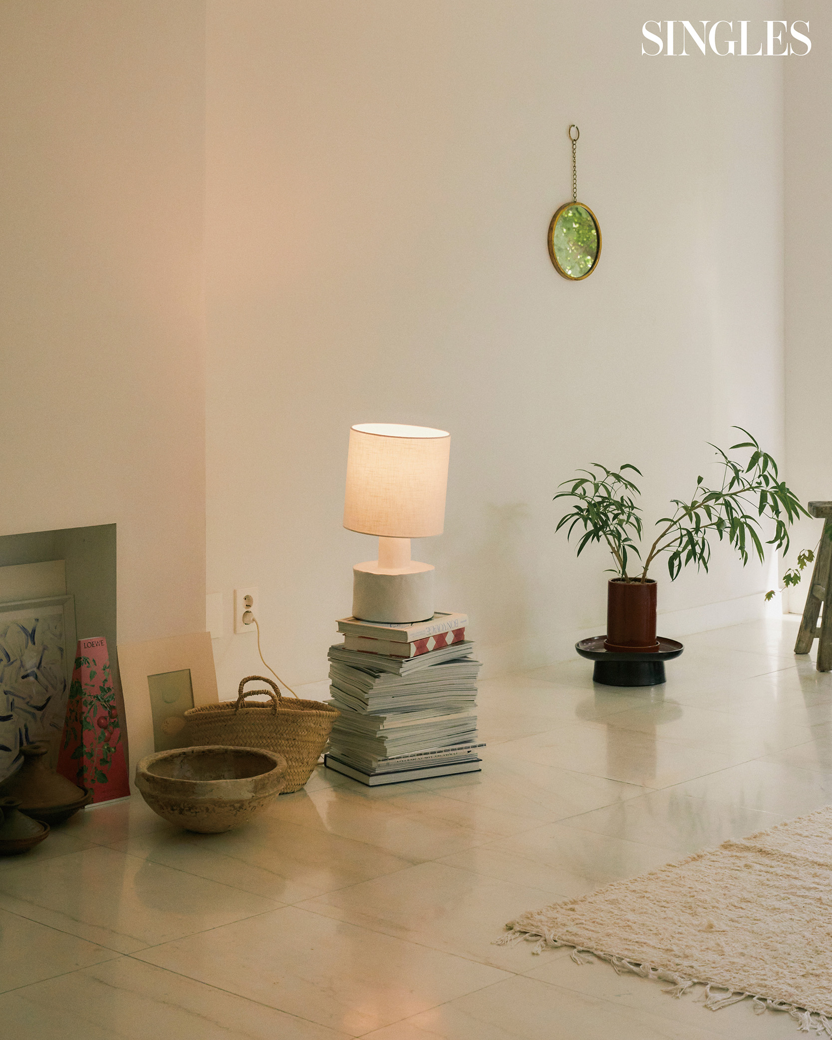 오랜 시간 모아온 잡지와 도자기가 자연스럽게 어우러지는 풍경.