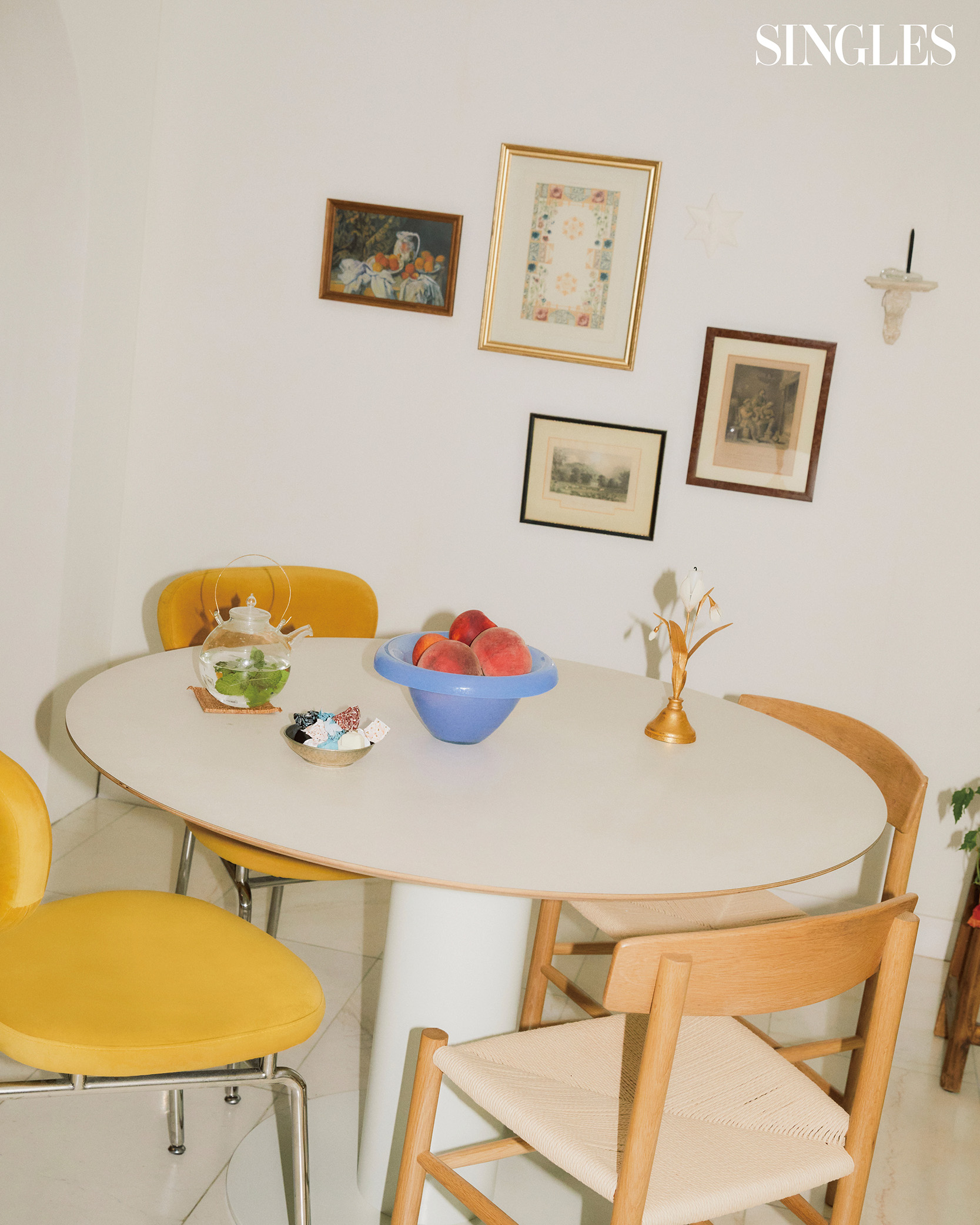 일하면서 가장 많은 시간을 보내는 테이블. 벽에는 액자를 전시했다.