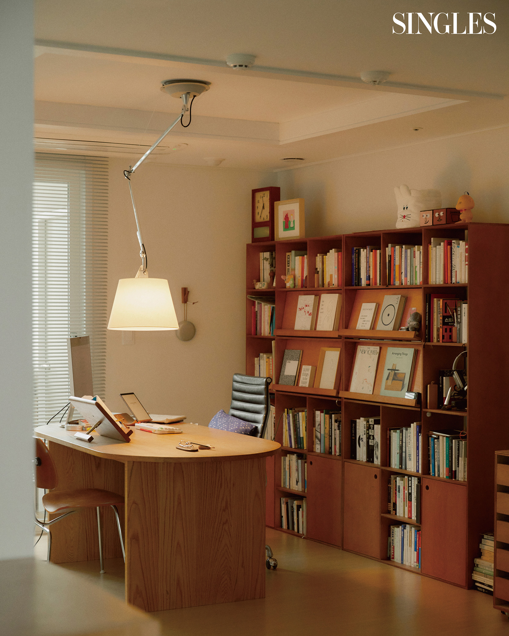 김규림의 정체성을 가장 잘 드러내는 공간은 거실. 하고 싶은 모든 일을 운동장 삼아 펼칠 수 있는 테이블을 놓았다.