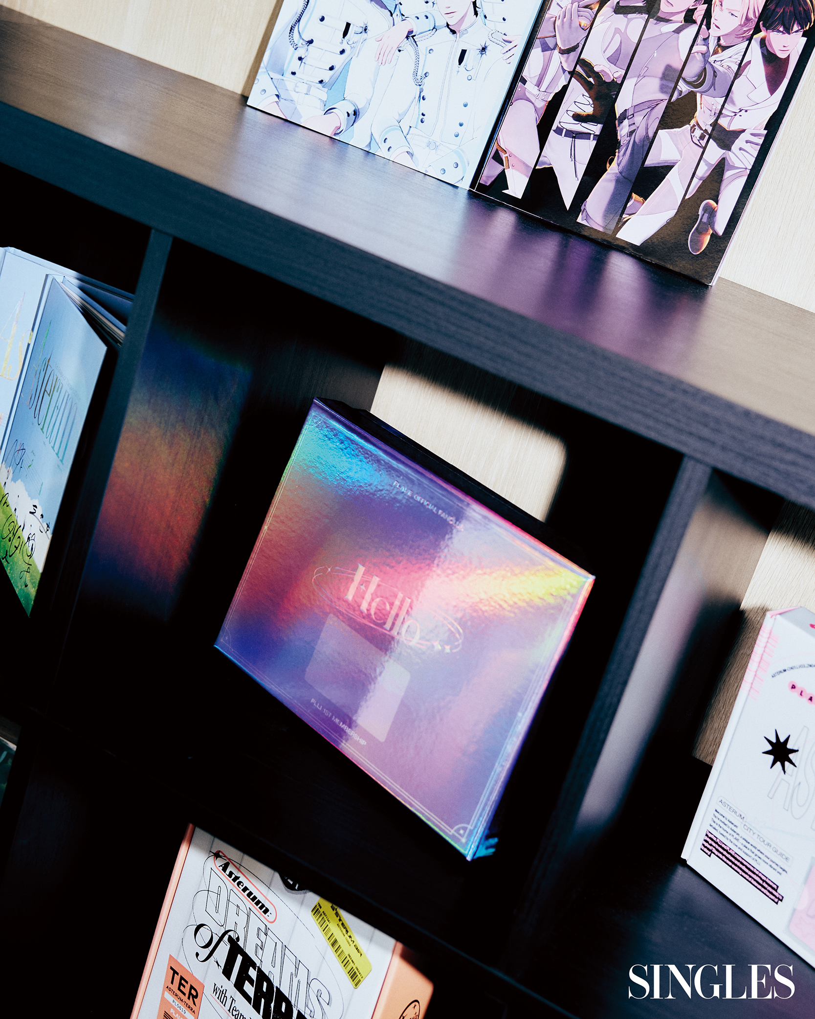 책장 내 전시되어 있는 플레이브의 앨범과 굿즈이미지 