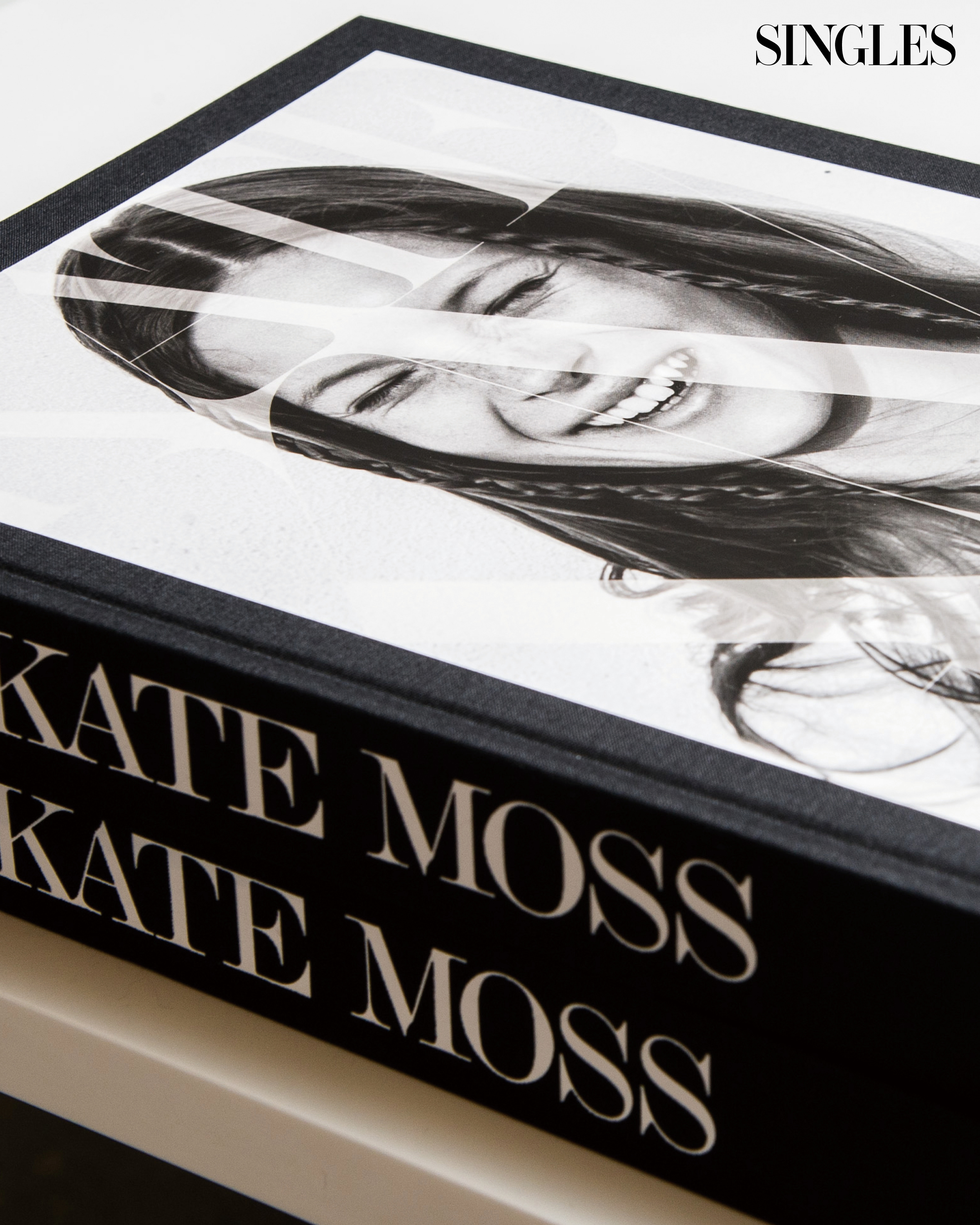 케이트 모스의 회고록과도 같은 사진집 < Kate:The Kate Moss Book >