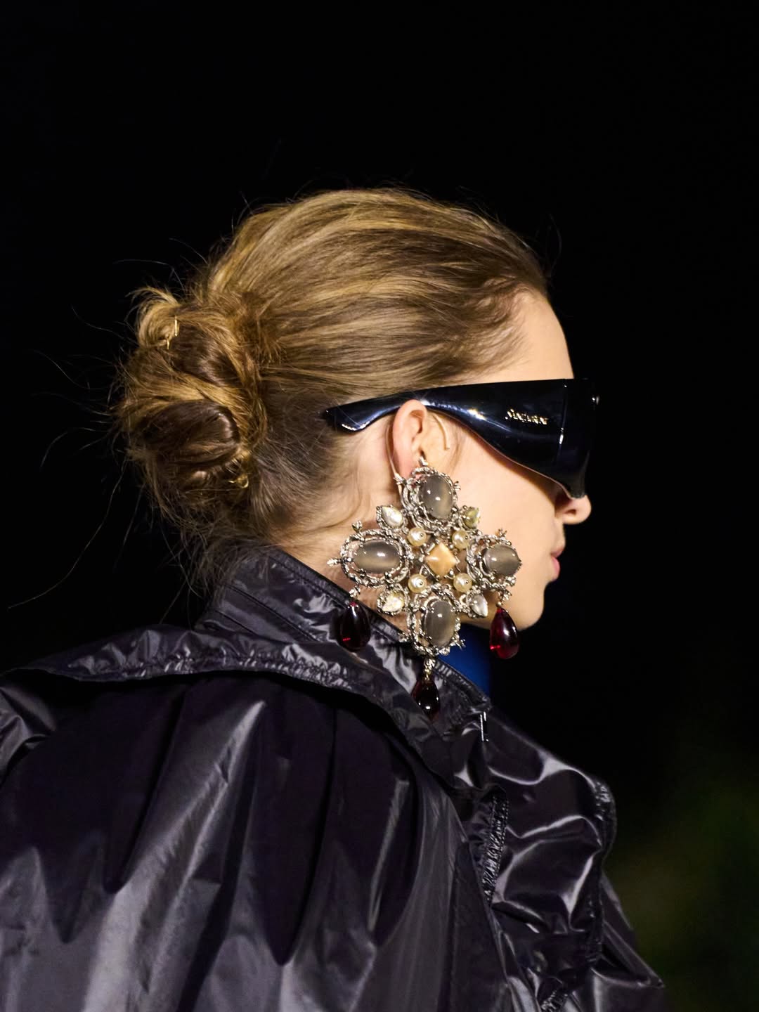 아이웨어와 볼드한 이어링의 조화