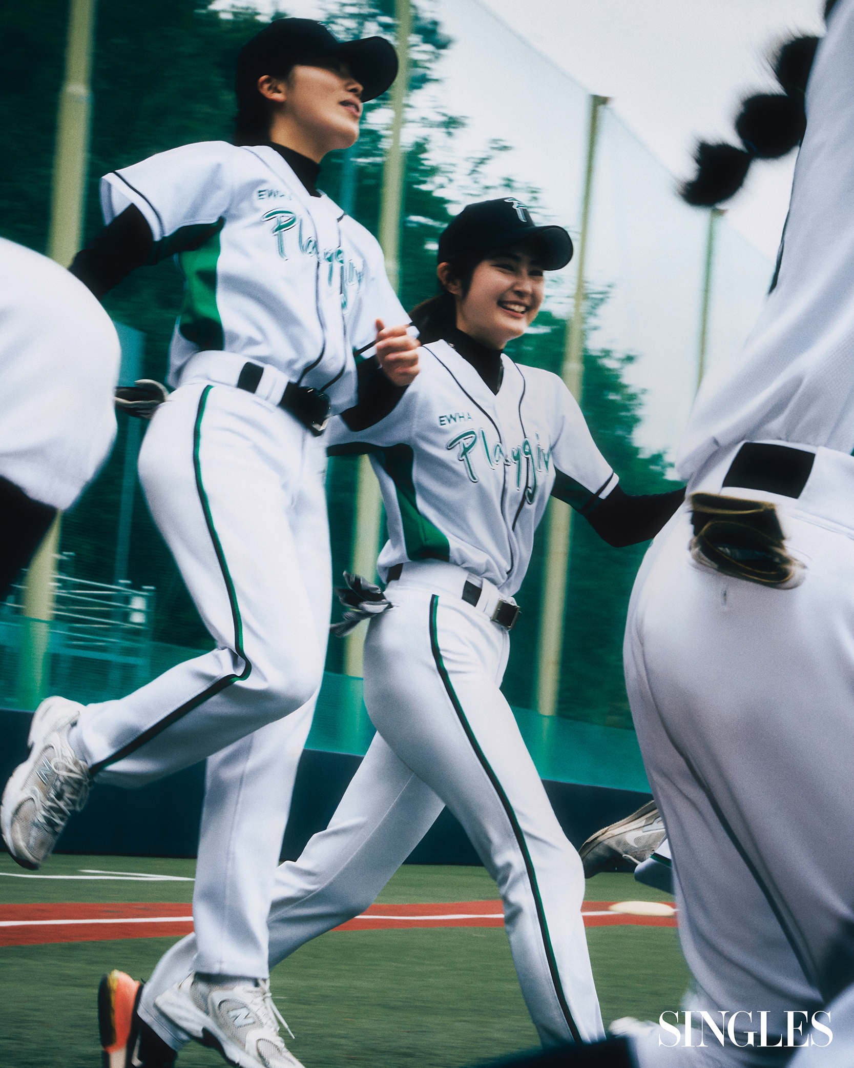 싱글즈 11월 호 이화여대야구동아리 이화플레이걸스 이미지
