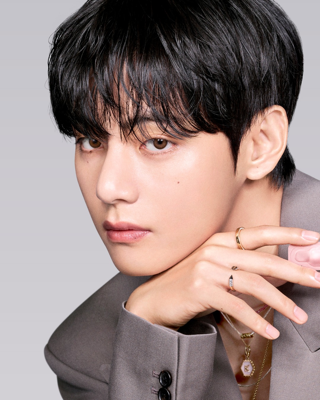 일본 뷰티 브랜드 Yunth(윤스) 앰버서더로 선정된 BTS의 뷔(김태형)