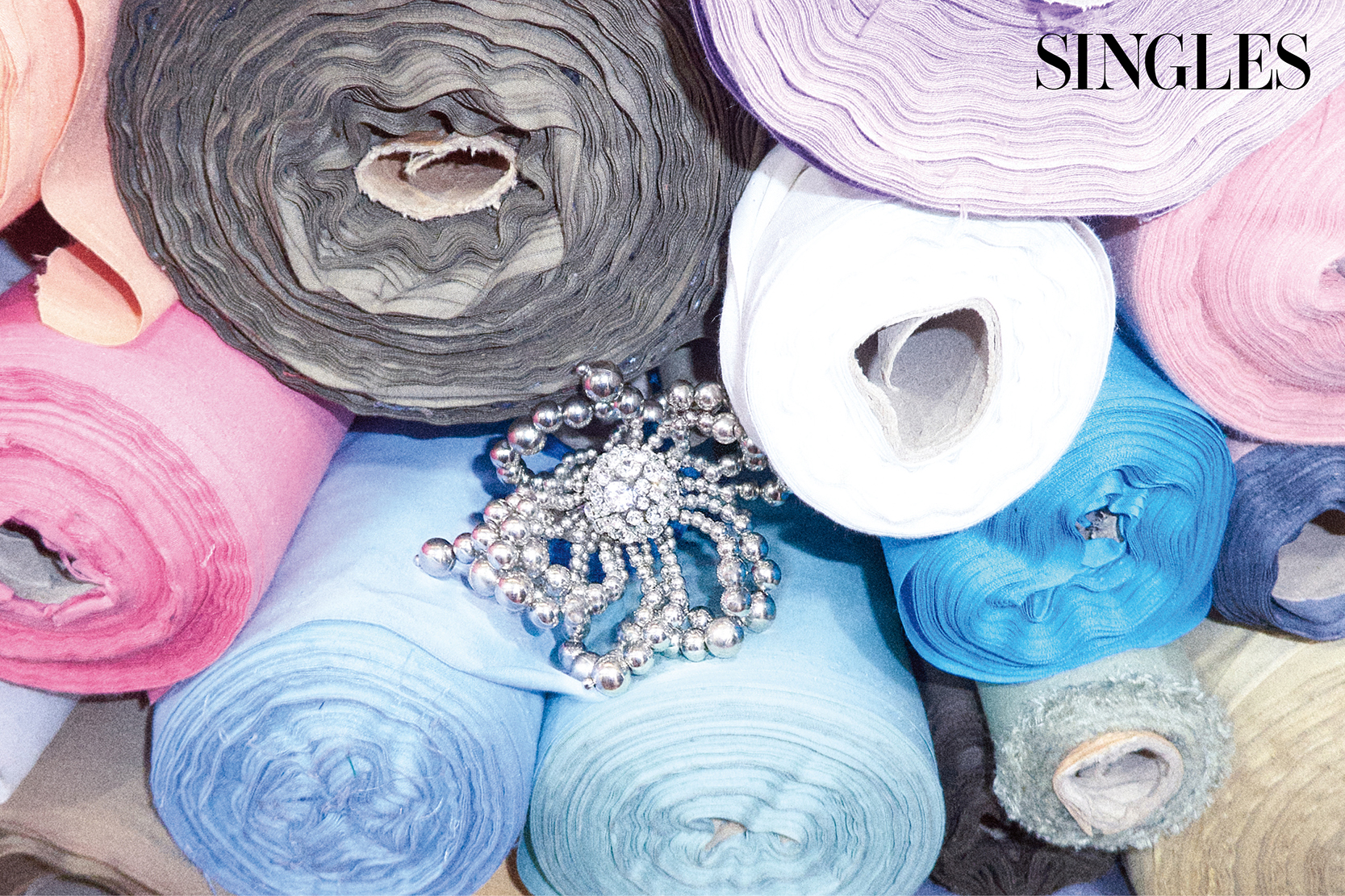 꽃봉오리 모양의 브로치