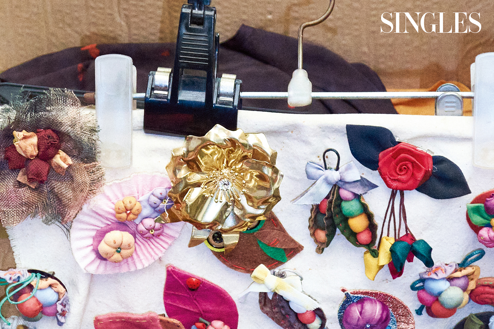 미우미우 브로치