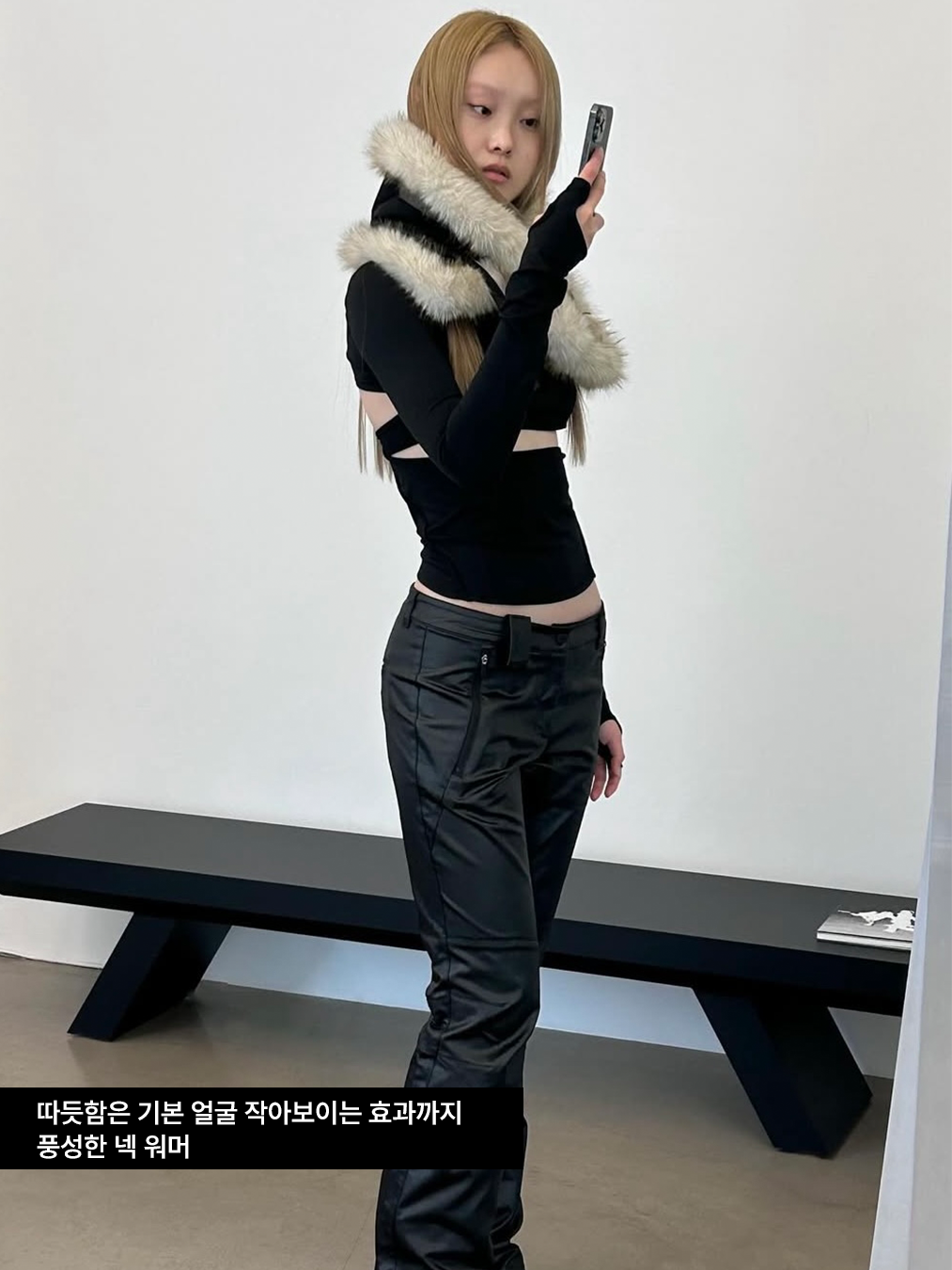 모델 수아(@sooakki)가 혜인서(@hyeinantwerp)의 폭스 퍼 넥 머플러를 착용하고 있는 사진