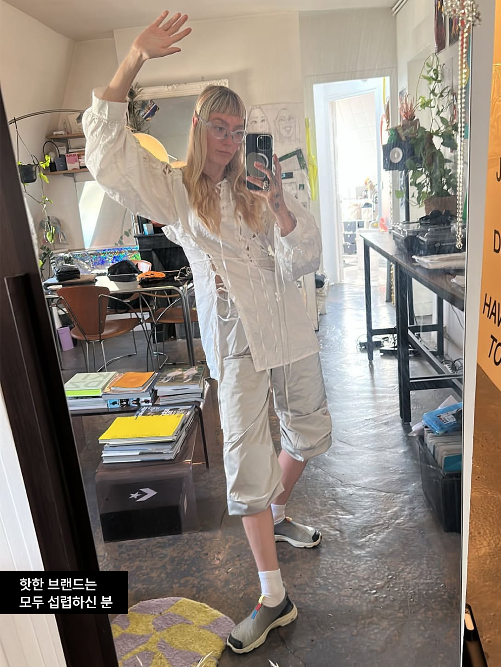 인플루언서 @lolsyproute가 OOTD를 남기는 사진