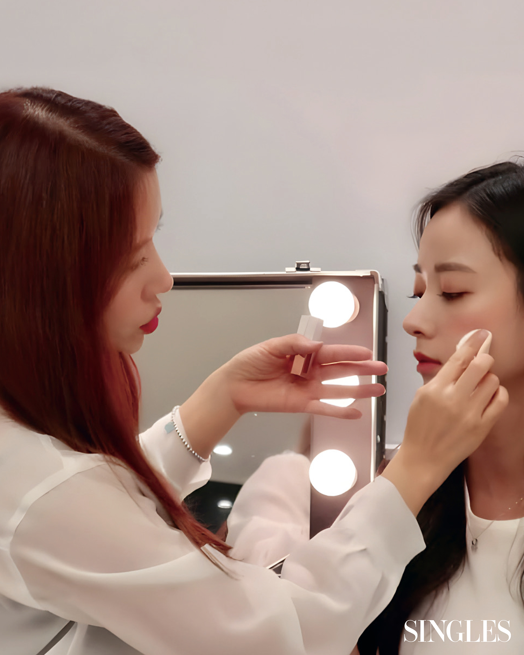 메이크업 시연 중인 서옥