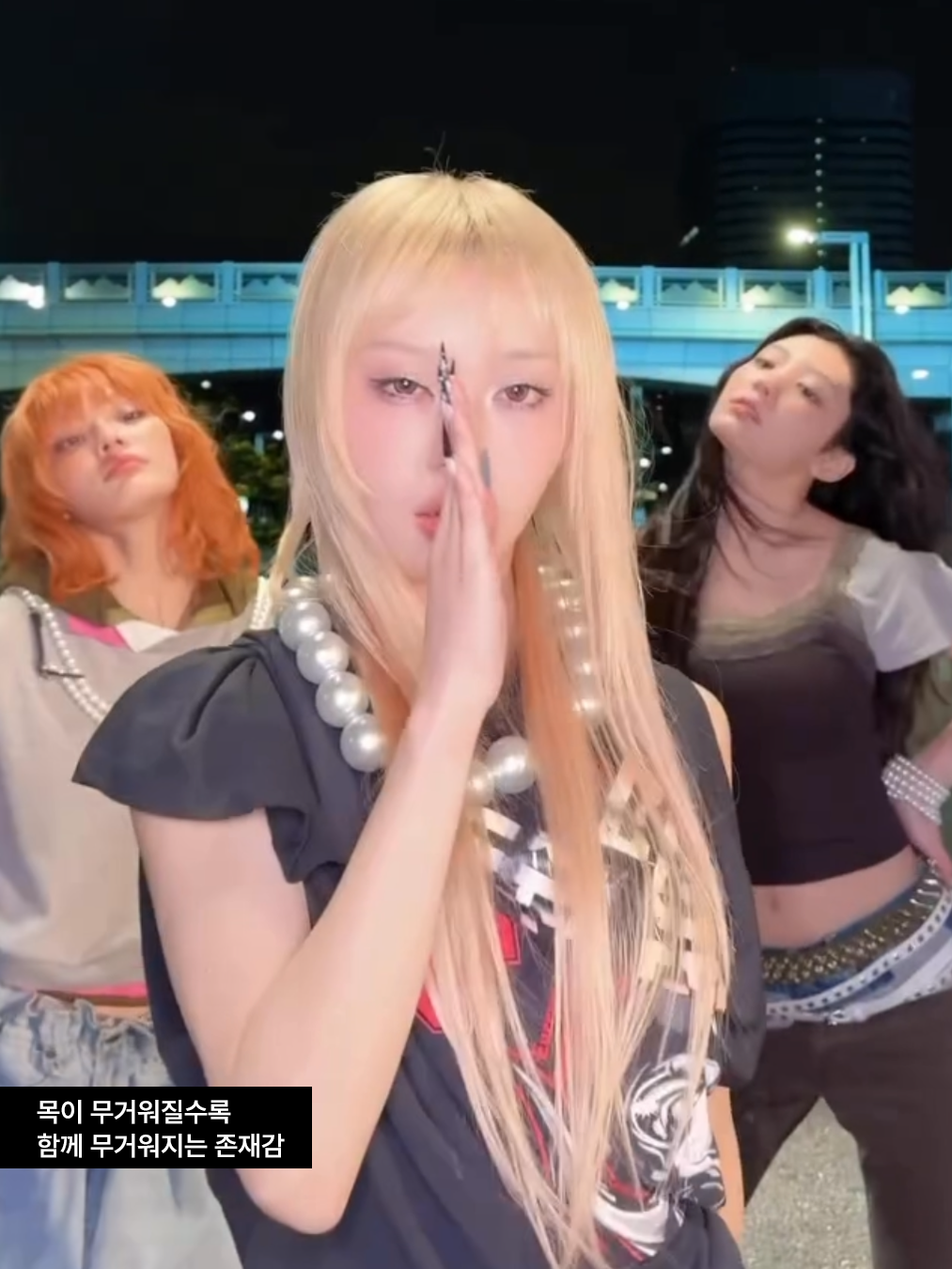 아일릿(illit) 멤버 모카(moca)가 <not cute anymore> 뮤비에서 어거스트 배런(august barron) 제품을 착용한 모습