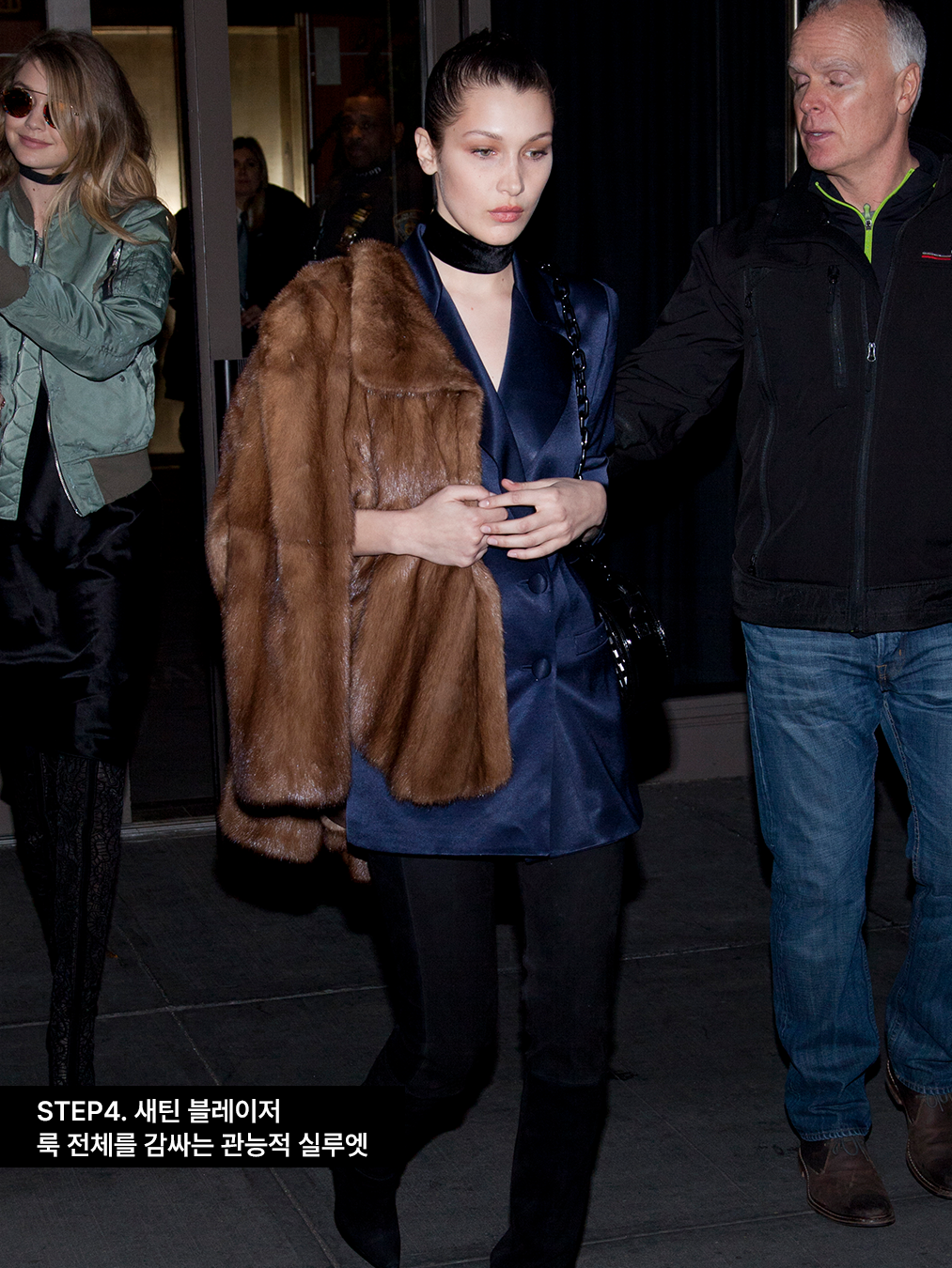 네이비 새틴 자켓을 입은 벨라 하디드 bella hadid