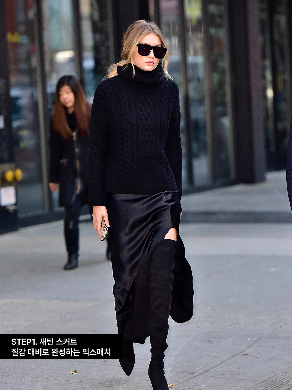 풀오버스웨터에 새틴 스커트를 입은 지지 하디드 gigi hadid