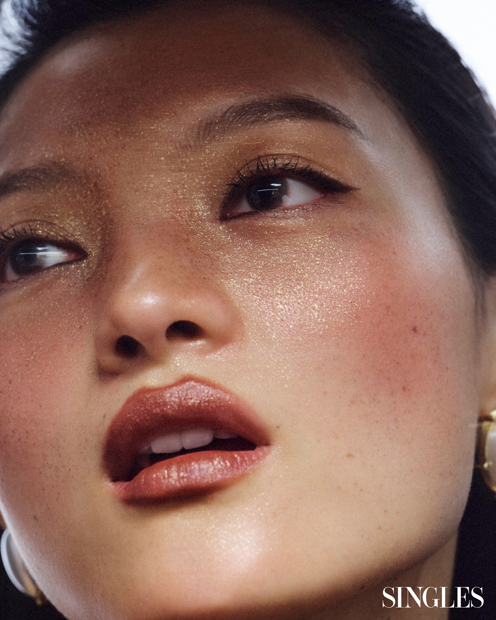 싱글즈 12월 호 뷰티 화보 골드 메이크업 