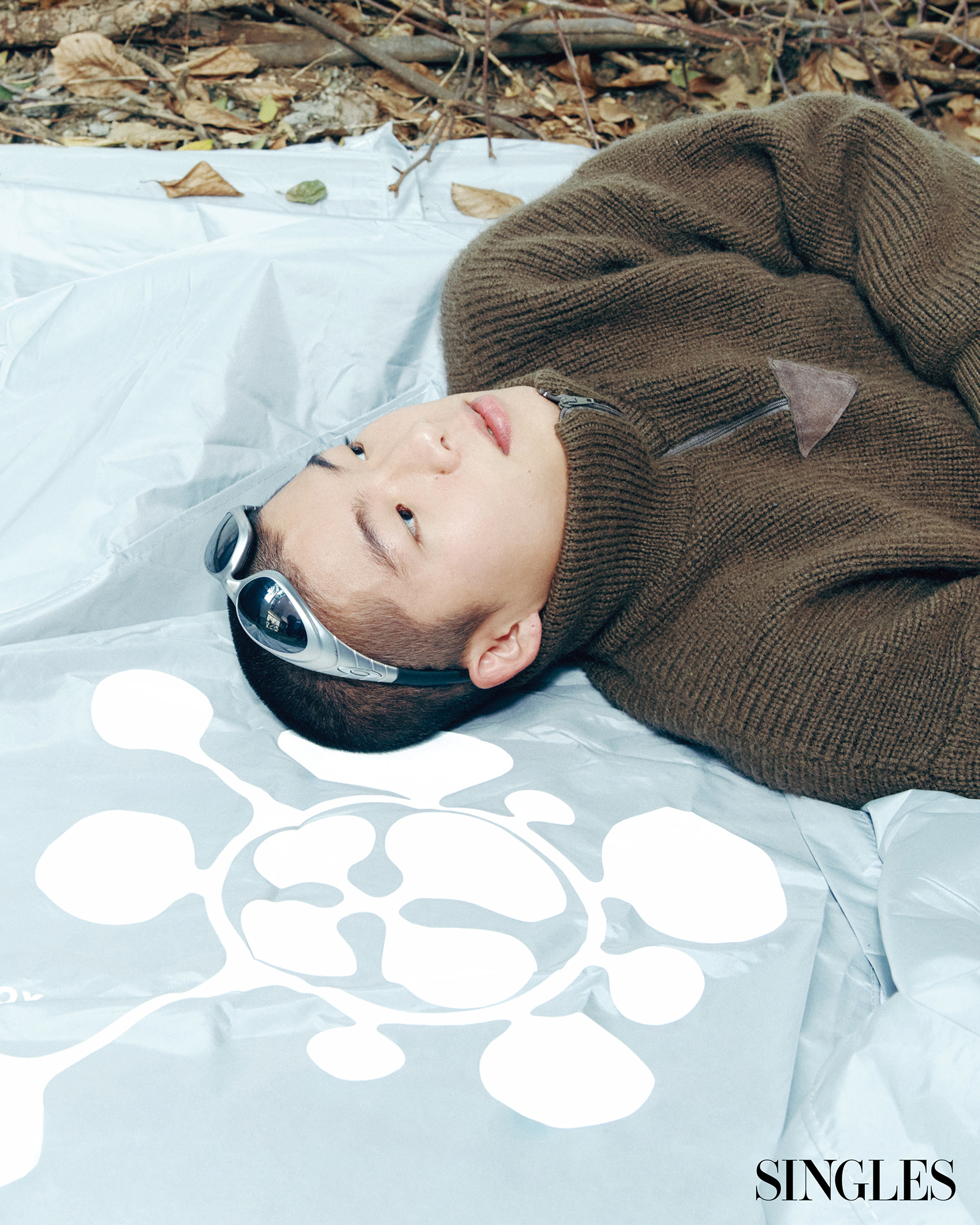 부포톡스 로고를 새긴 부포랩 텐트 위에 누운 최윤창 디렉터