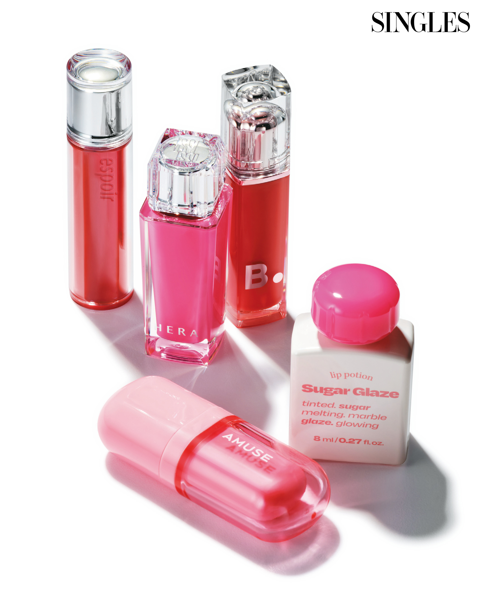 유리알 광택의 투명한 피치빛 꾸뛰르 립틴트 글레이즈 진저 피치 4g 2만2천원 Espoir, 선명한 발색으로 입술에 착 붙는 센슈얼 피팅 글로우 틴트 리들러 5g 4만5천원 Hera, 투명한 윤광 마무리를 선사하는 듀 글로우 틴트 플라밍고 3.8g 1만8천원 Banila Co, 첫 발색 그대로 착색되는 도톰광의 립 포션 슈가 글레이즈 딸기무스 볼 8ml 1만9천원 Alternative Stereo, 입술 위에 편안한 수분감을 완성하는 베베 틴트 복숭아 