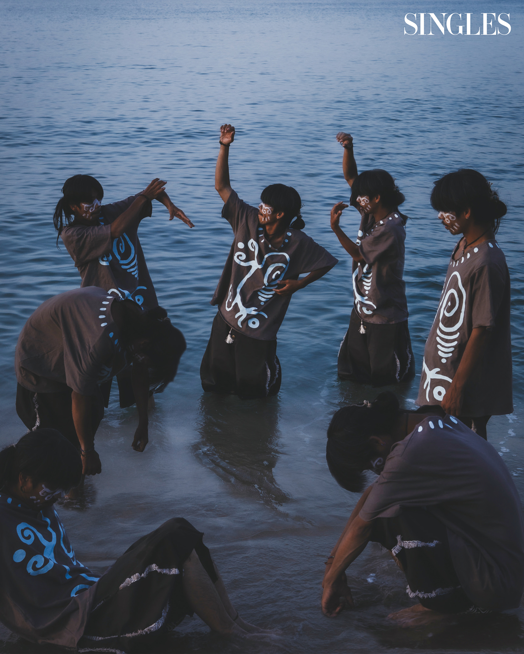 2024 S/S 컬렉션 ‘송과’ 룩북 이미지. 애니미즘에서 비롯된 프린트 티셔츠를 입은 모델들.