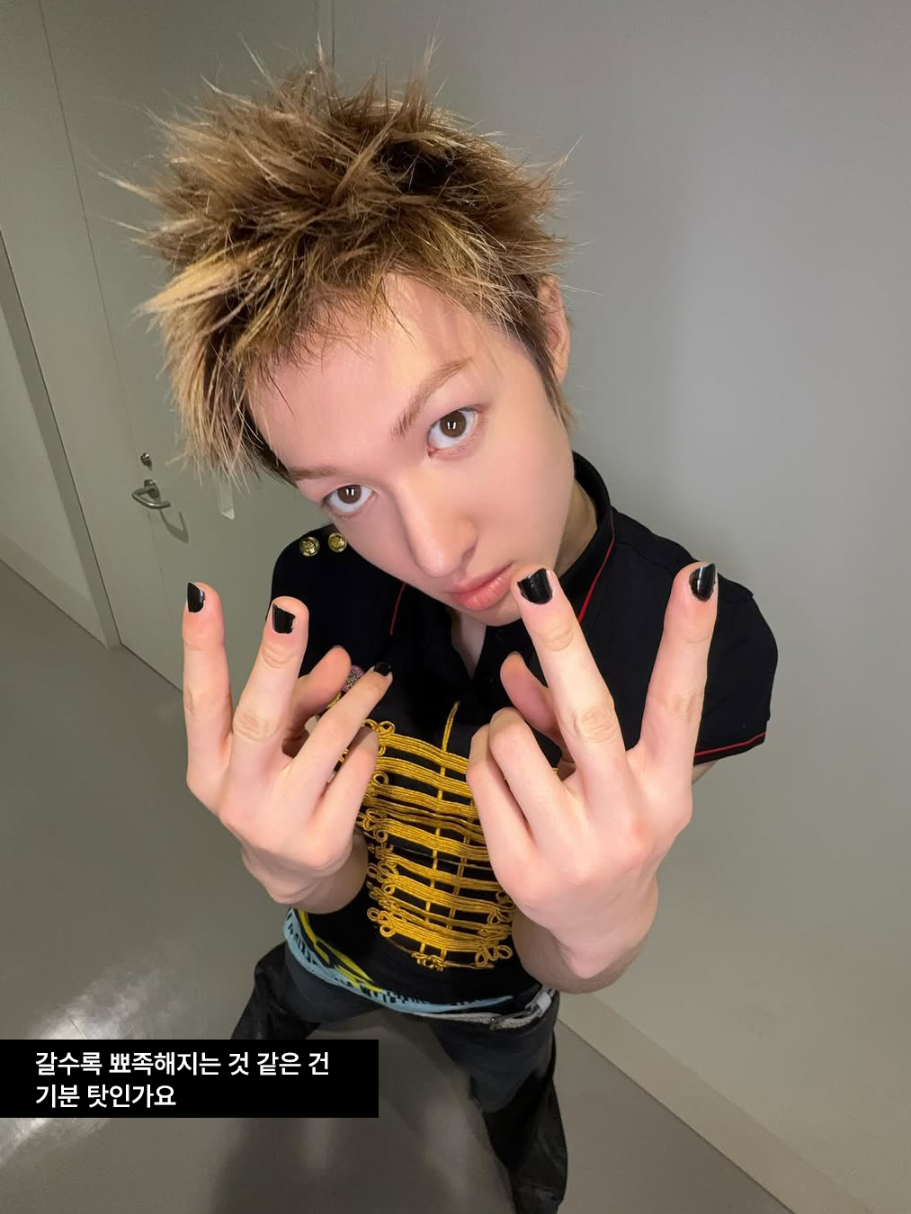 스파이키 헤어를 한 코르티스 멤버 마틴의 셀카 spiky hair cortis matin