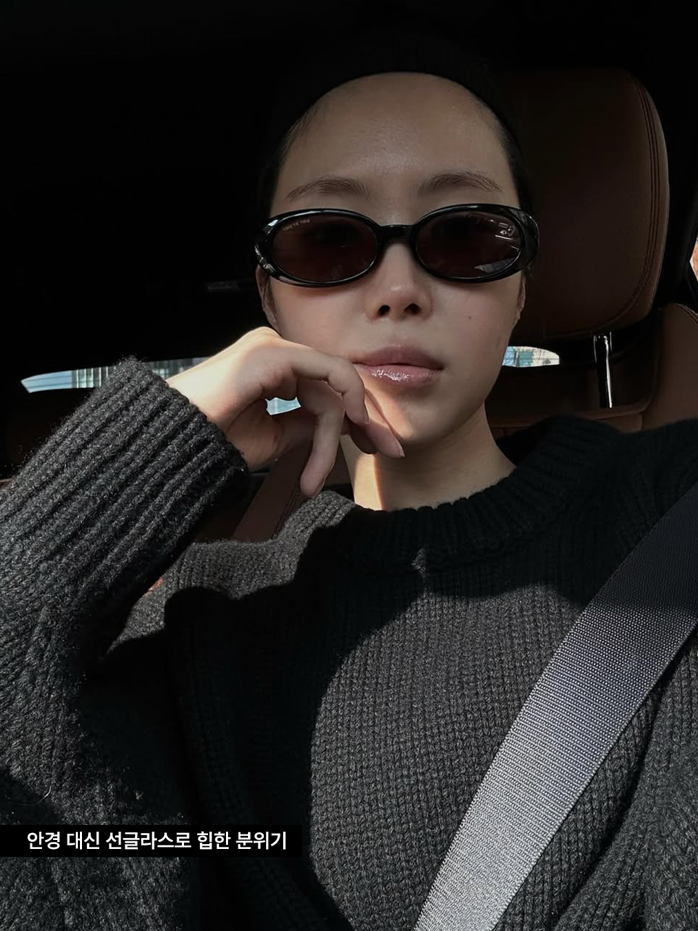 에슬레저 룩에 선글라스를 매치한 손나은 인스타그램 속 사진