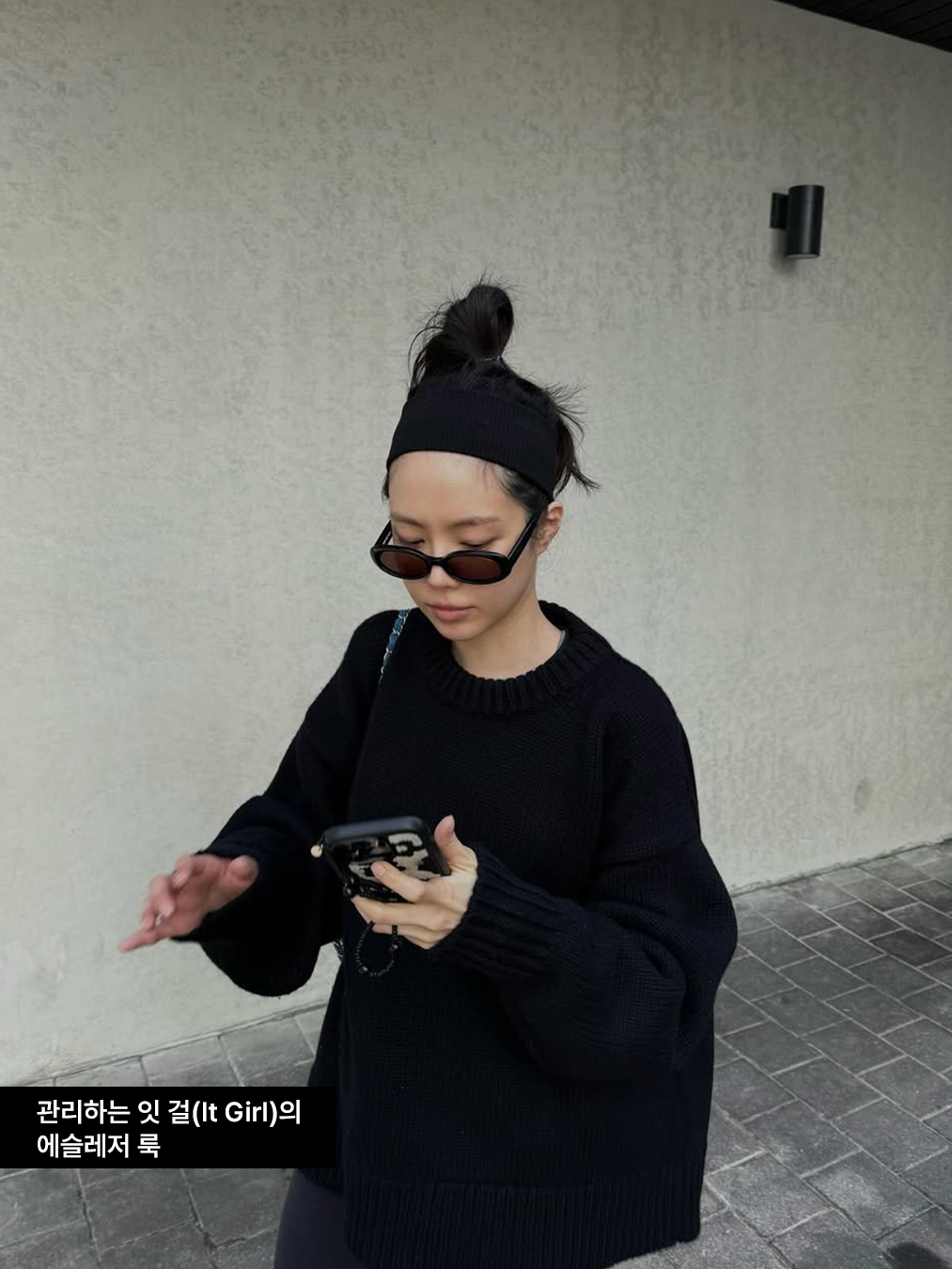 에슬레저 룩에 선글라스를 매치한 손나은 인스타그램 속 사진