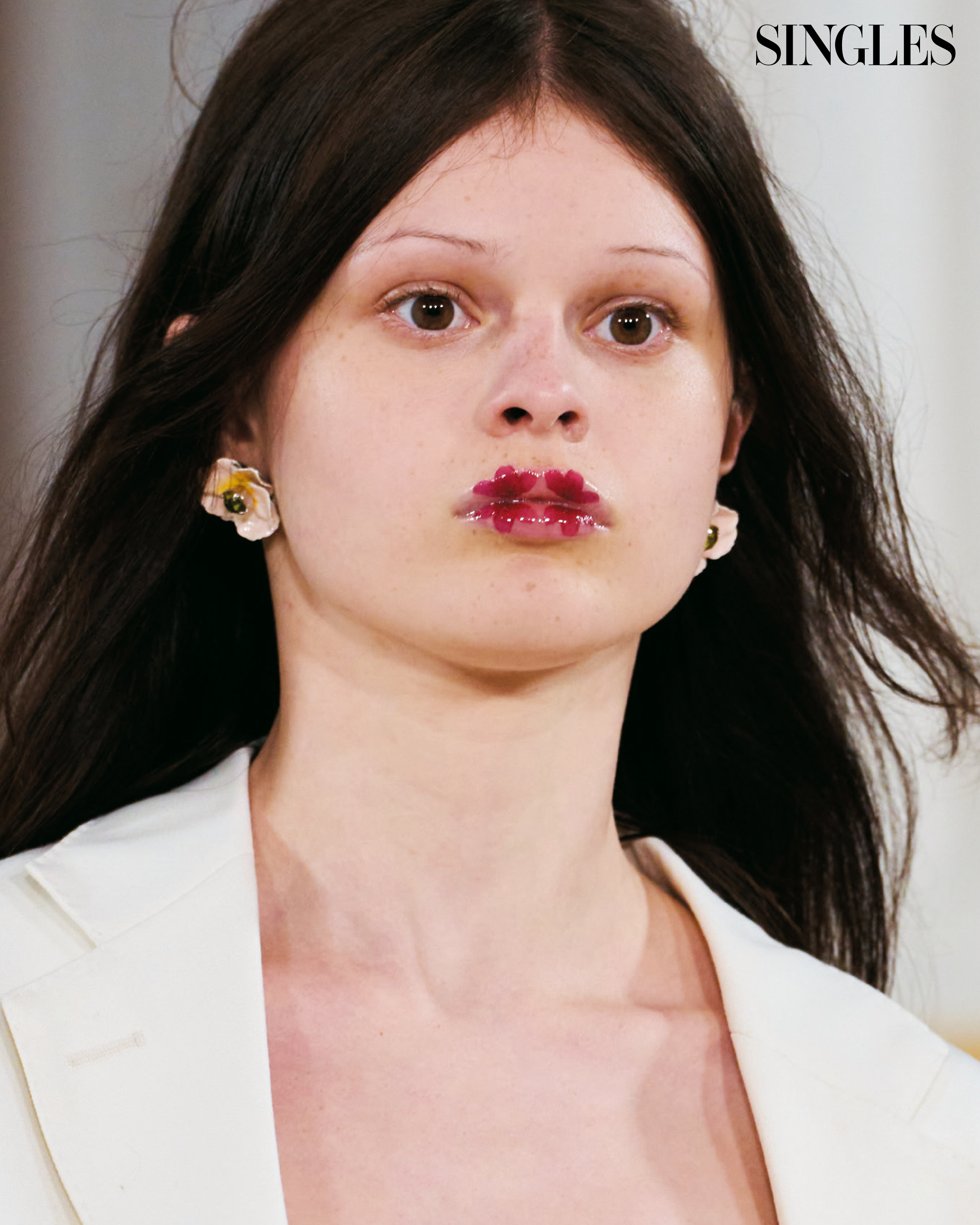 모델의 입술에 문구와 문양을 새긴 시몬 로샤의 2026 S/S 컬렉션 도발적인 연출