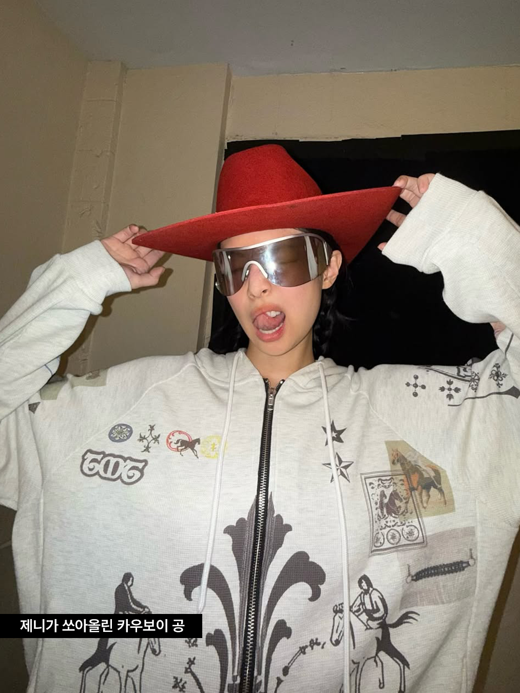 제니의 인스타그램에 올라온 카우보이 모자를 쓴 제니 (코첼라 비하인드) cowboy hat jennie