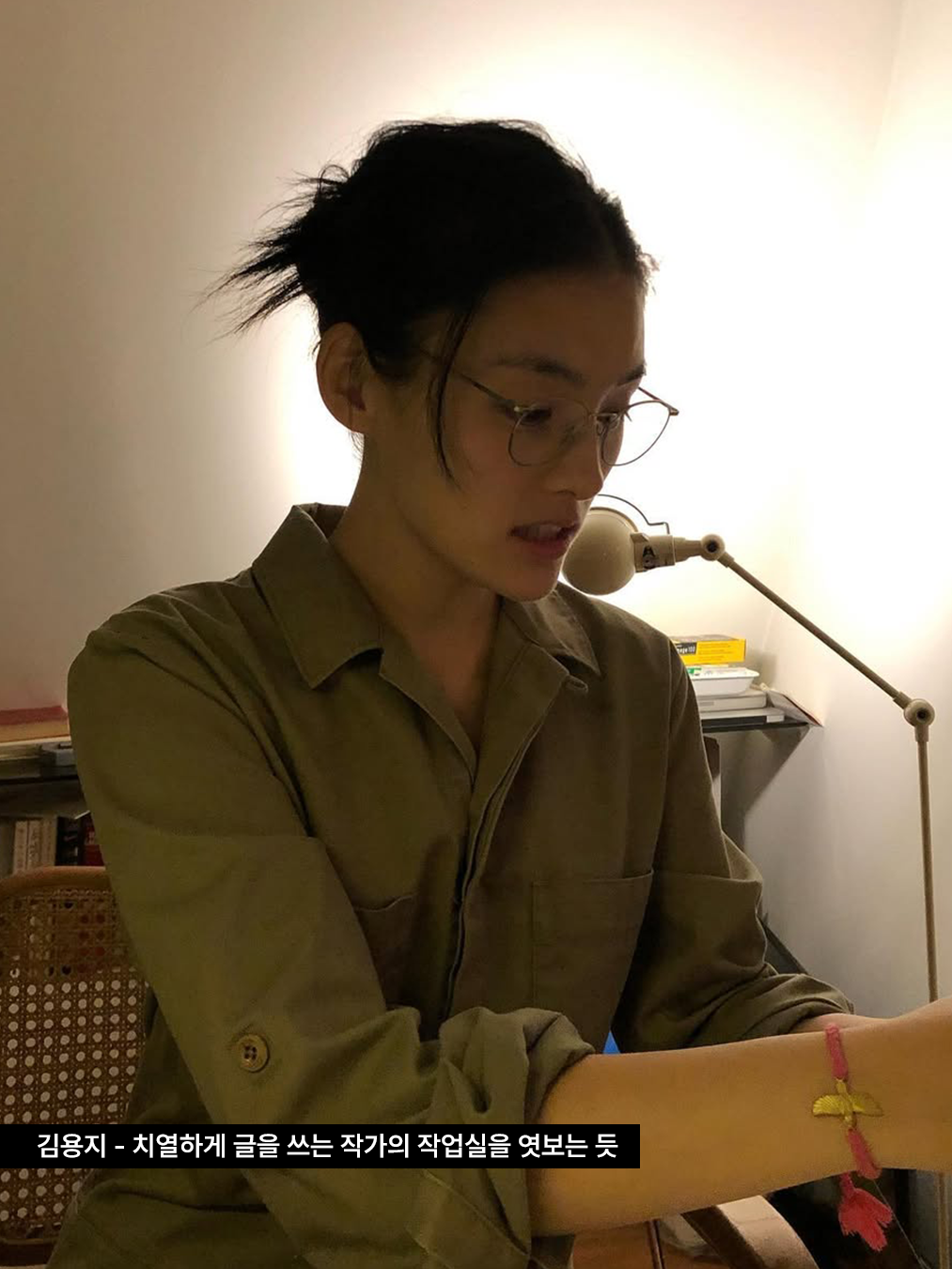 올리브그린 컬러의 유틸리티 셔츠를 입고 메탈 프레임 안경을 쓴 배우 김용지의 사진