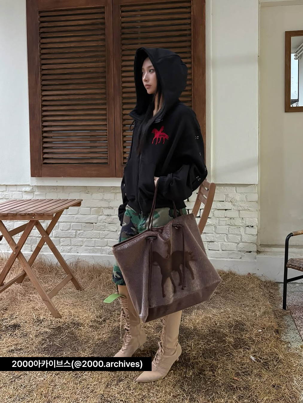 2026 병오년을 맞아 선보인 2000아카이브스의 자수 후드와 퍼 가방
