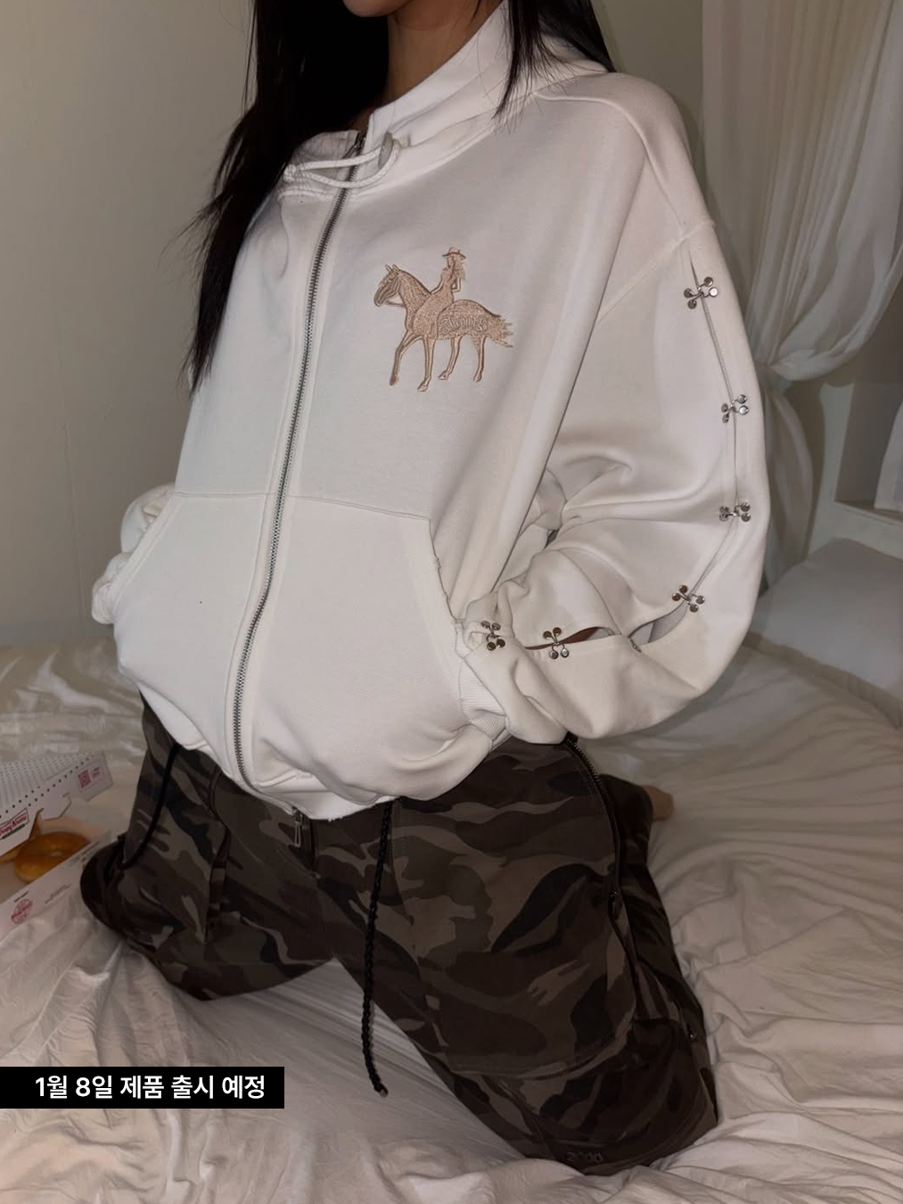 2026 병오년을 맞아 선보인 2000아카이브스의 자수 후드와 퍼 가방