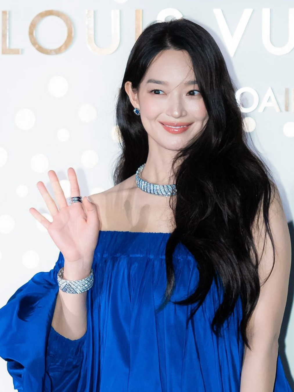 파란 드레스를 입고 서울 루이비통 파인 주얼리 행사에 참여한 배우 신민아의 사진