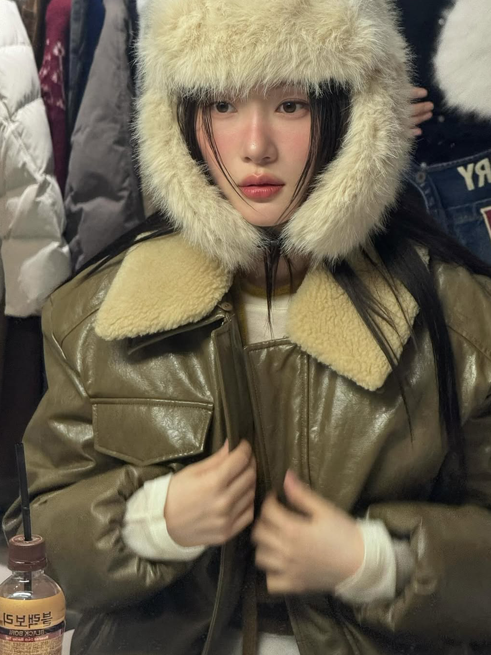 퍼 트루퍼햇을 쓰고 카키색 무스탕 블루종을 입은 정채연의 사진