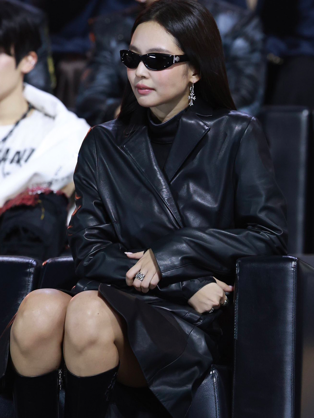 크롬하츠 레더 코트, 슬리브리스, 숏팬츠, 부츠, 선글라스, 이어링 등 커스텀 피스를 착용한 골든디스크 어워즈 시상식에 참여중인 블랙핑크 제