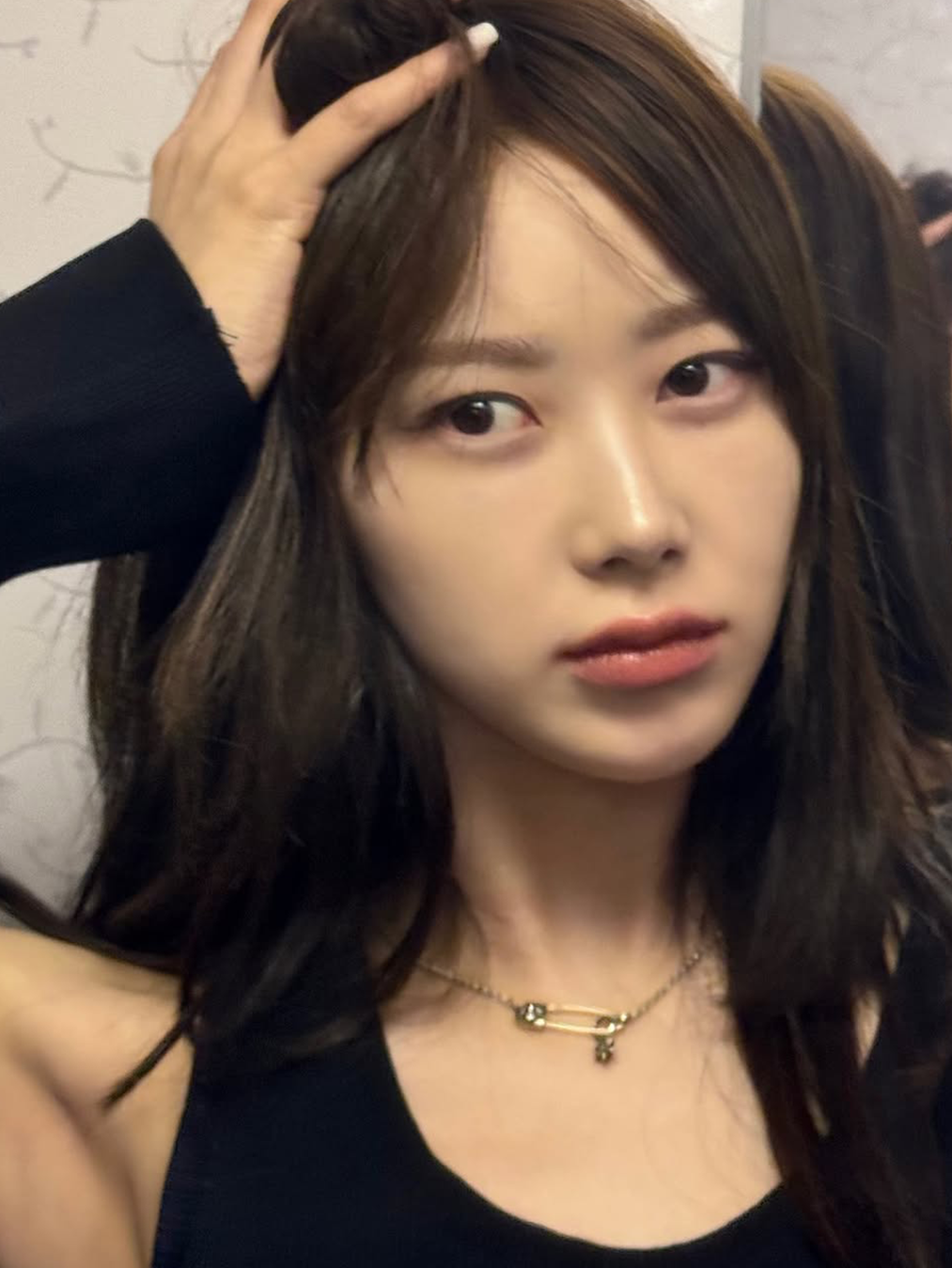 크롬하츠 세이프티 핀 네크리스를 착용한 에스파 지젤