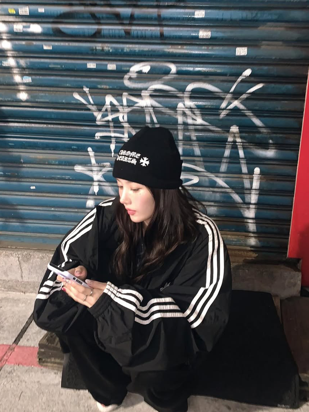 크롬하츠 로고 비니 블랙을 착용한 권은비