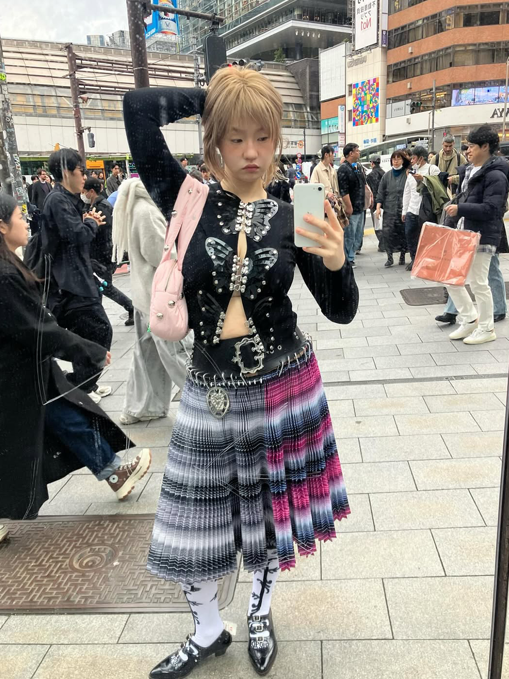 초포바로위나 가디건, 스커트, 신발을 신은 유튜버 겸 인플루언서 이현하 @lee.hyunha