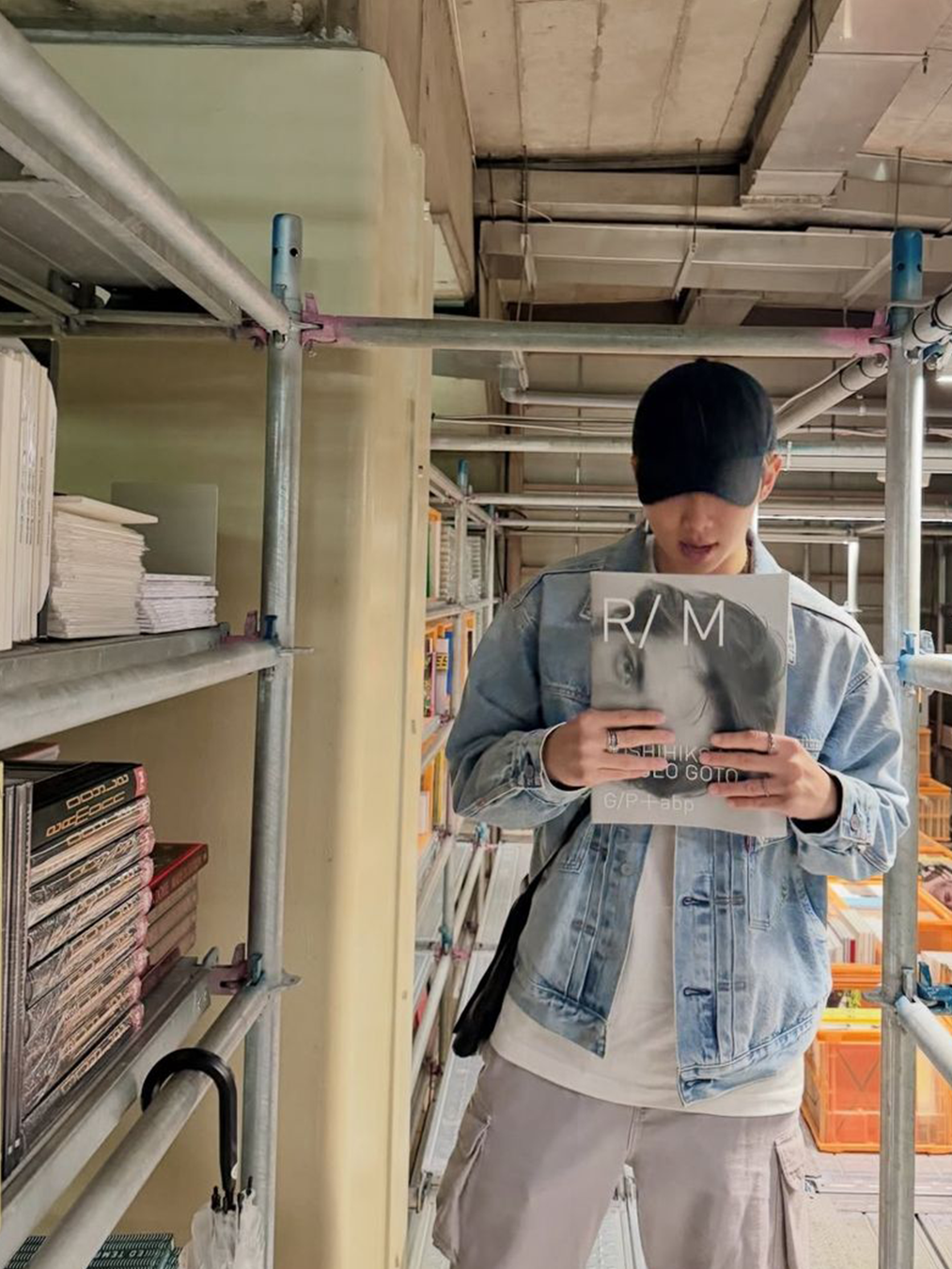 도서관에서 책을 읽고 있는 방탄소년단 bts 멤버 rm의 뒷모습