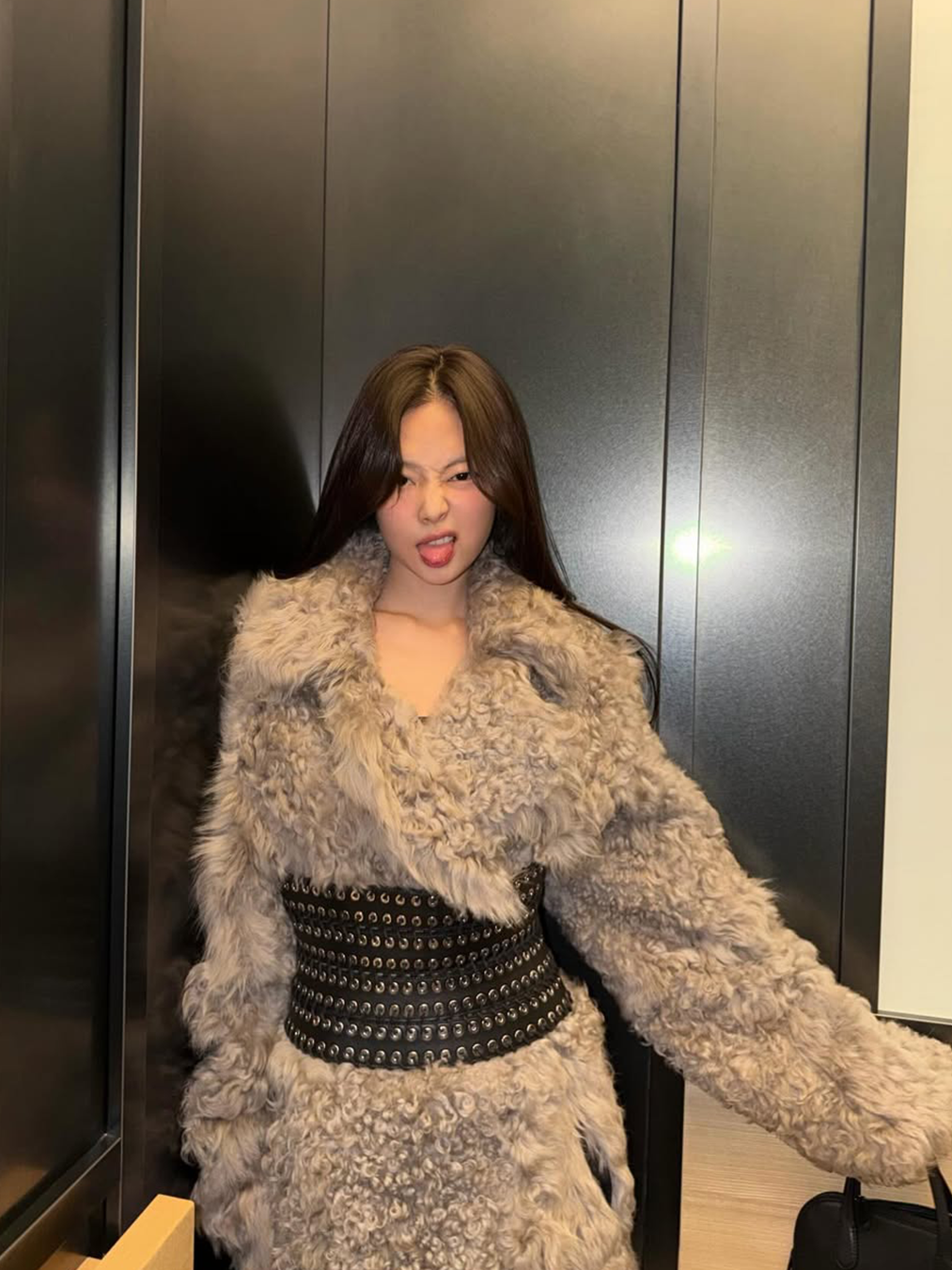 크롬하츠 드레스와 루도빅 드 생 세르넹 퍼 자켓과 벨트를 매치한 블랙핑크 제니의 사진 Jennie wears Ludovic de Saint Sernin Fall/Winter 2025 ready-to-wear