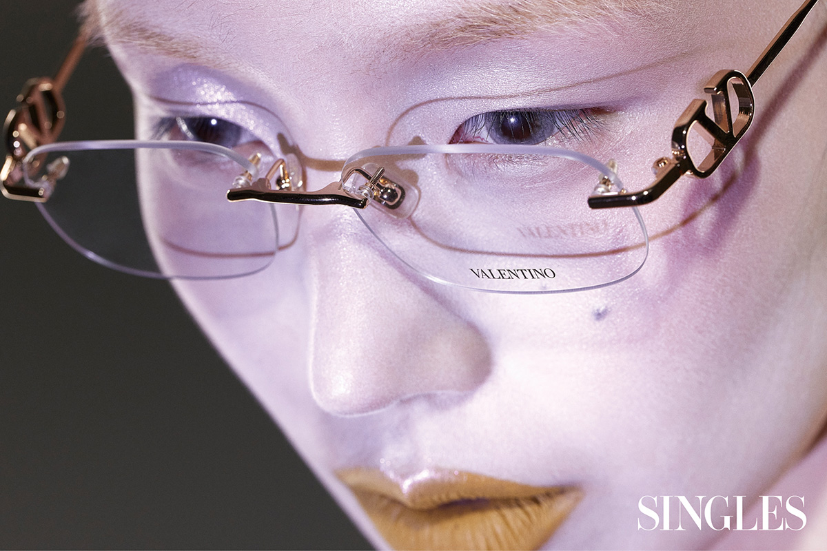 로고 포인트의 금색 템플이 돋보이는 무테 안경