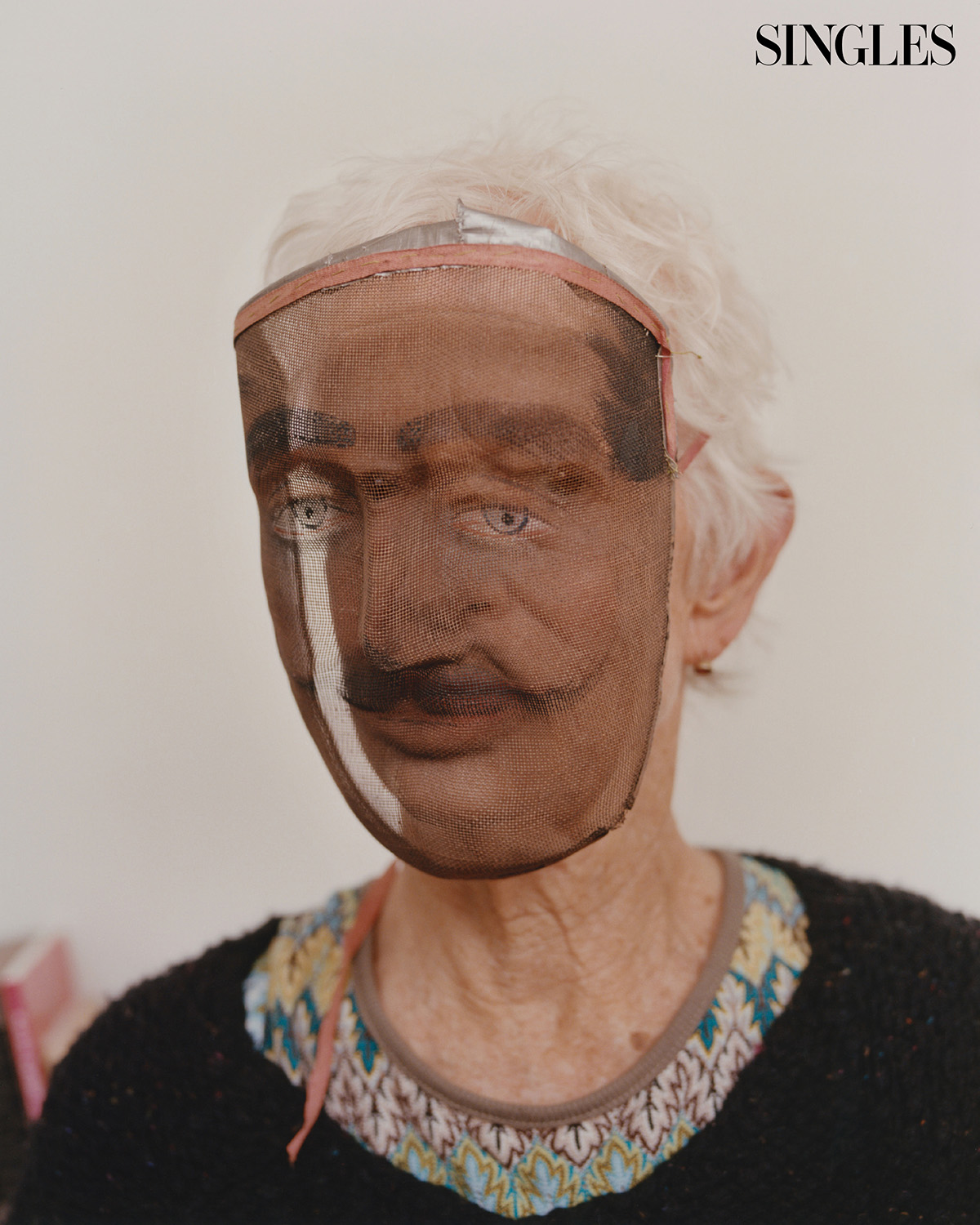 가면을 쓴 조안 조나스. photo by Toby Coulson